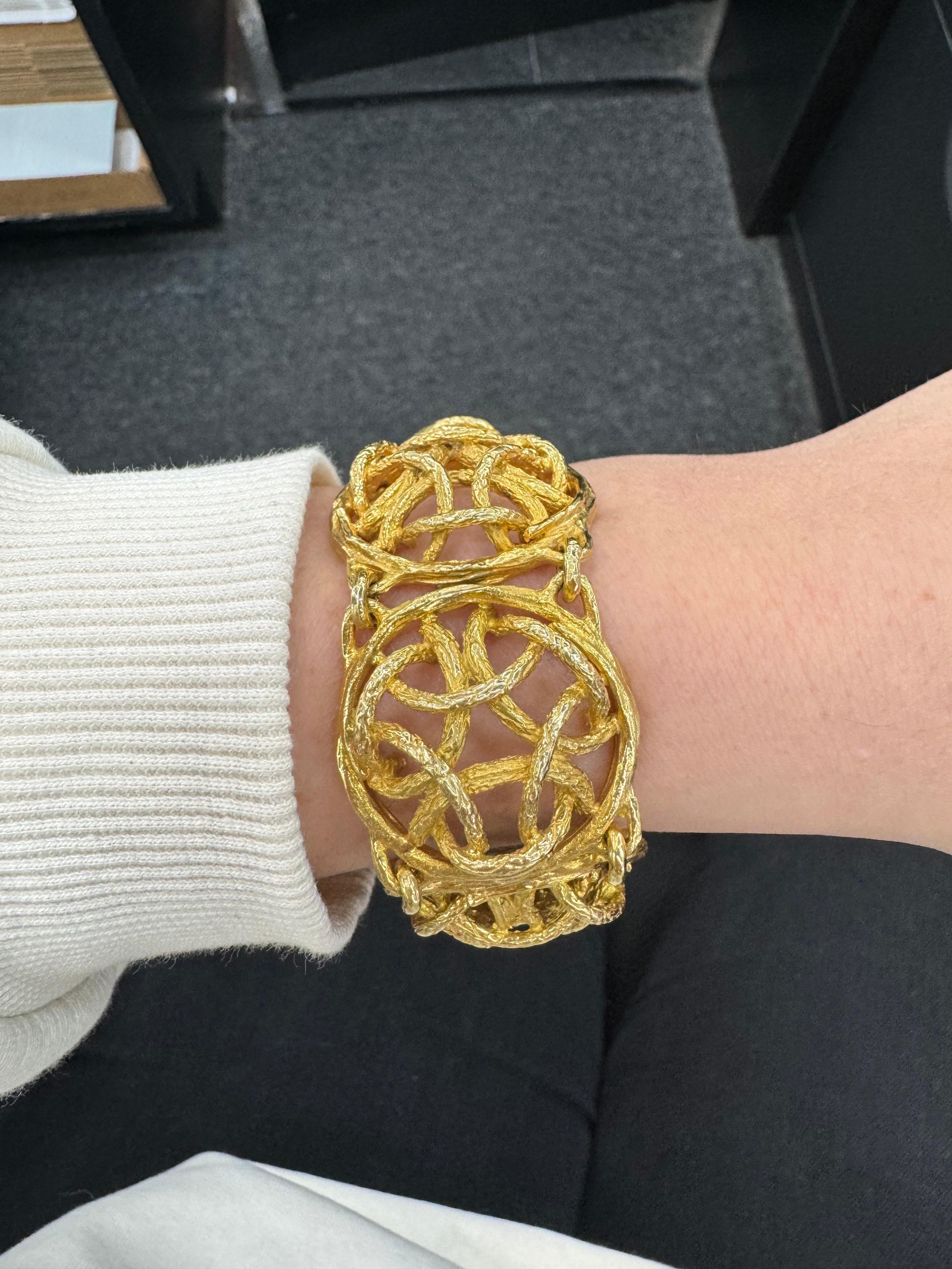 Contemporain Bracelet en or jaune 18 carats signé Piaget Dome Link 121 Grammes en vente