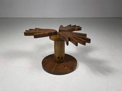 Tavolino scultoreo in pino firmato da Giovanni Borgarello, Italia, anni ’70