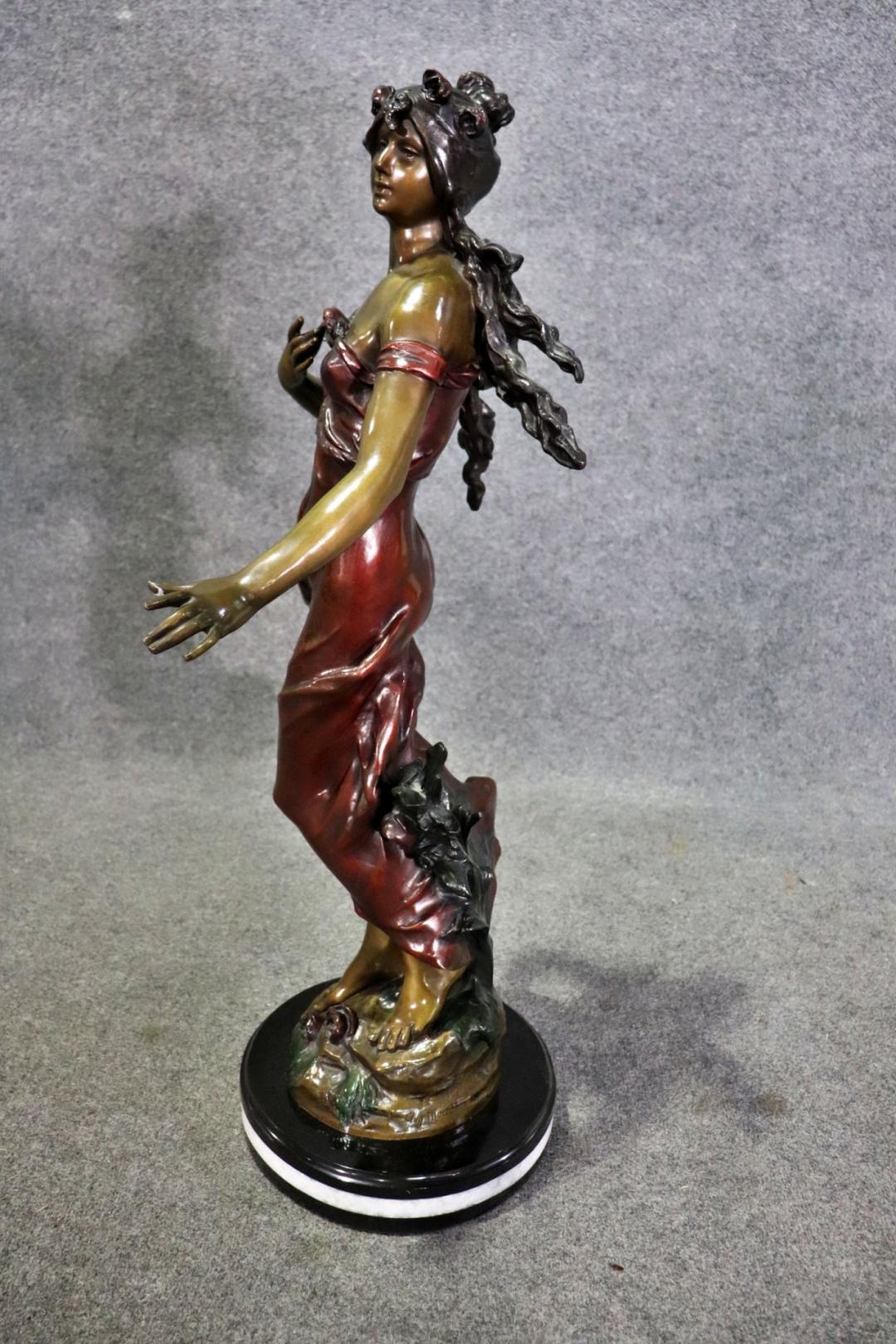 Bronze Sculpture en bronze polychrome signée représentant une femme en robe d'après Auguste Moreau en vente