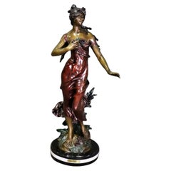 Signierte polychromierte Bronzeskulptur einer Frau in einem Kleid aus Bronze nach Auguste Moreau, signiert