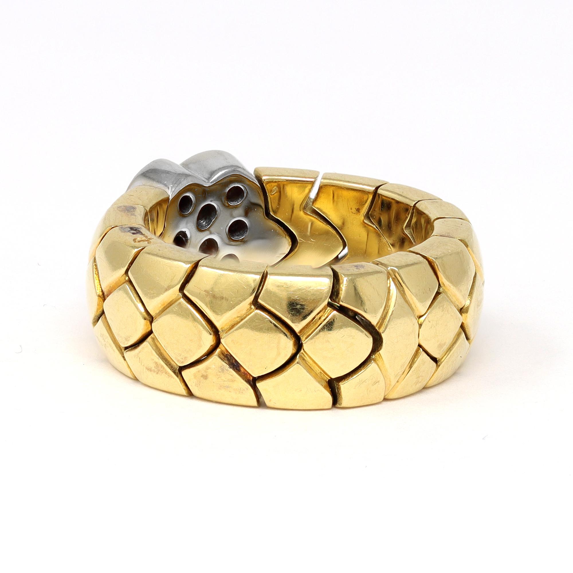 Moderne Bague semi- flexible à anneau en forme de cœur en diamant bicolore signée Pomellato en vente