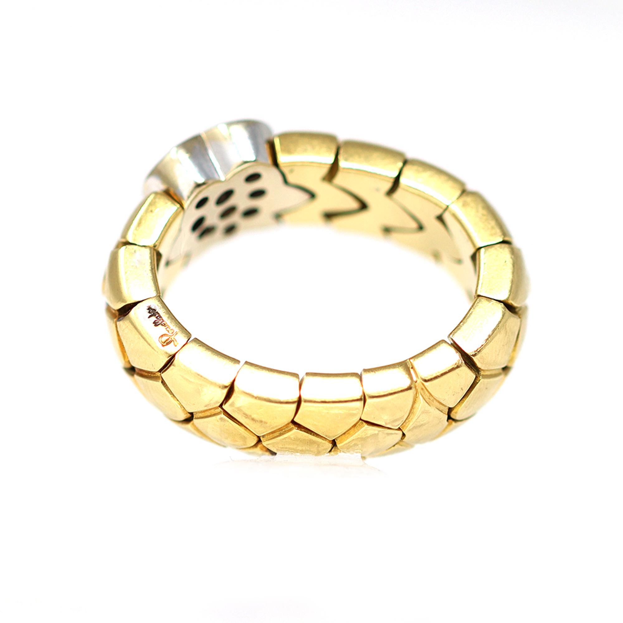 Taille ronde Bague semi- flexible à anneau en forme de cœur en diamant bicolore signée Pomellato en vente