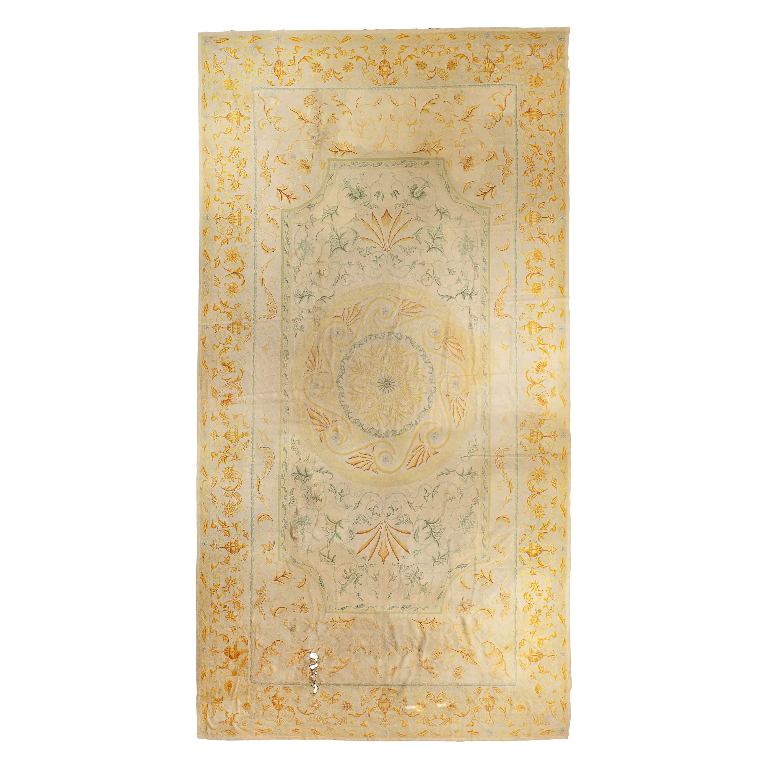 Signierter Pontremoli Vintage English Palace Rug, Gold mit Medaillon - Rug 
Kilim im Angebot
