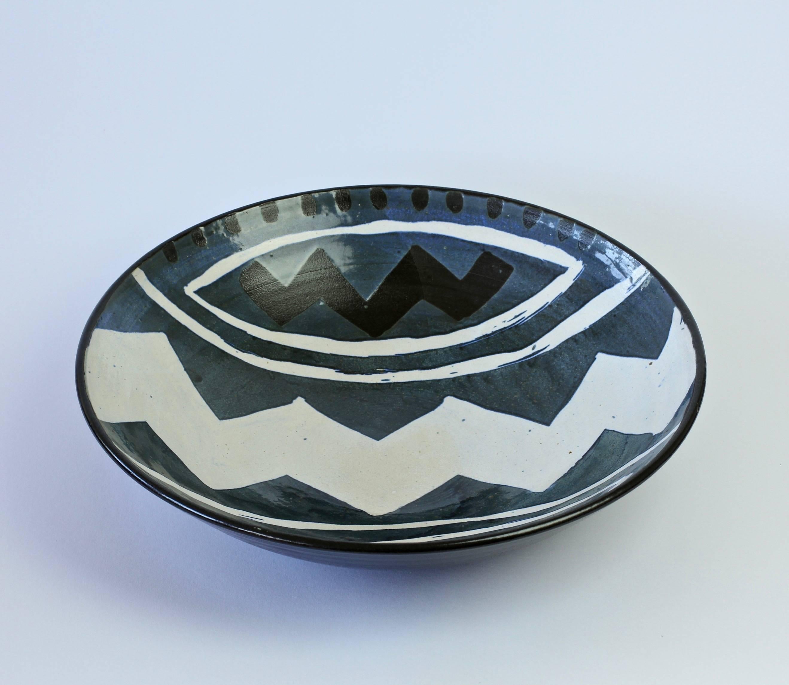 Signierte große Postmodern Art Studio Pottery Schale 1980er Jahre mit geometrischem Muster (Glasiert)