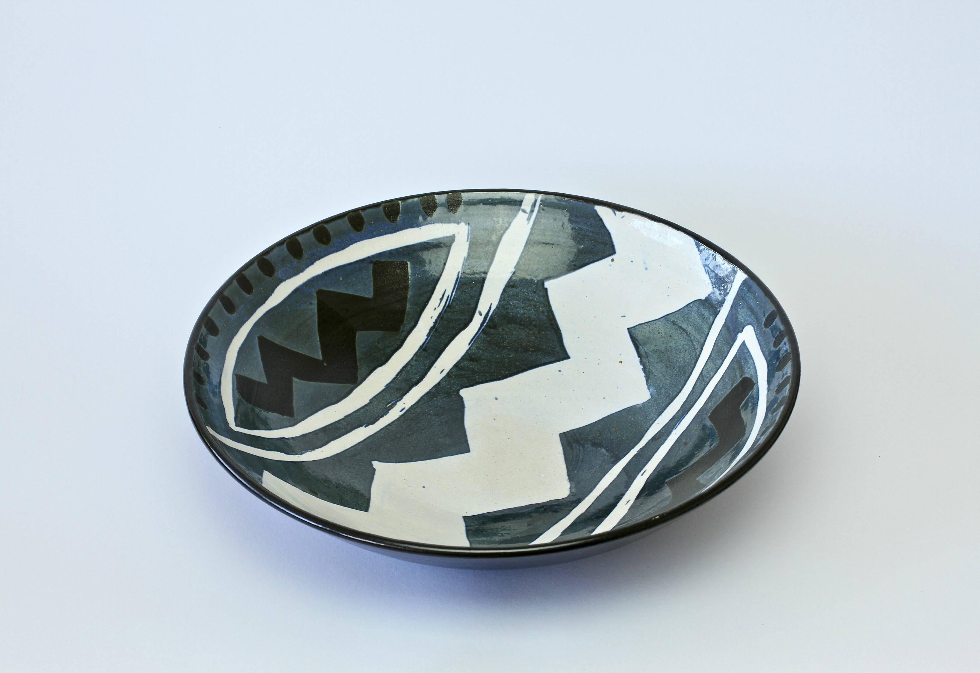 Signed Large Postmodern Art Studio Pottery Bowl 1980s with Geometric Pattern In Good Condition In Landau an der Isar, Bayern