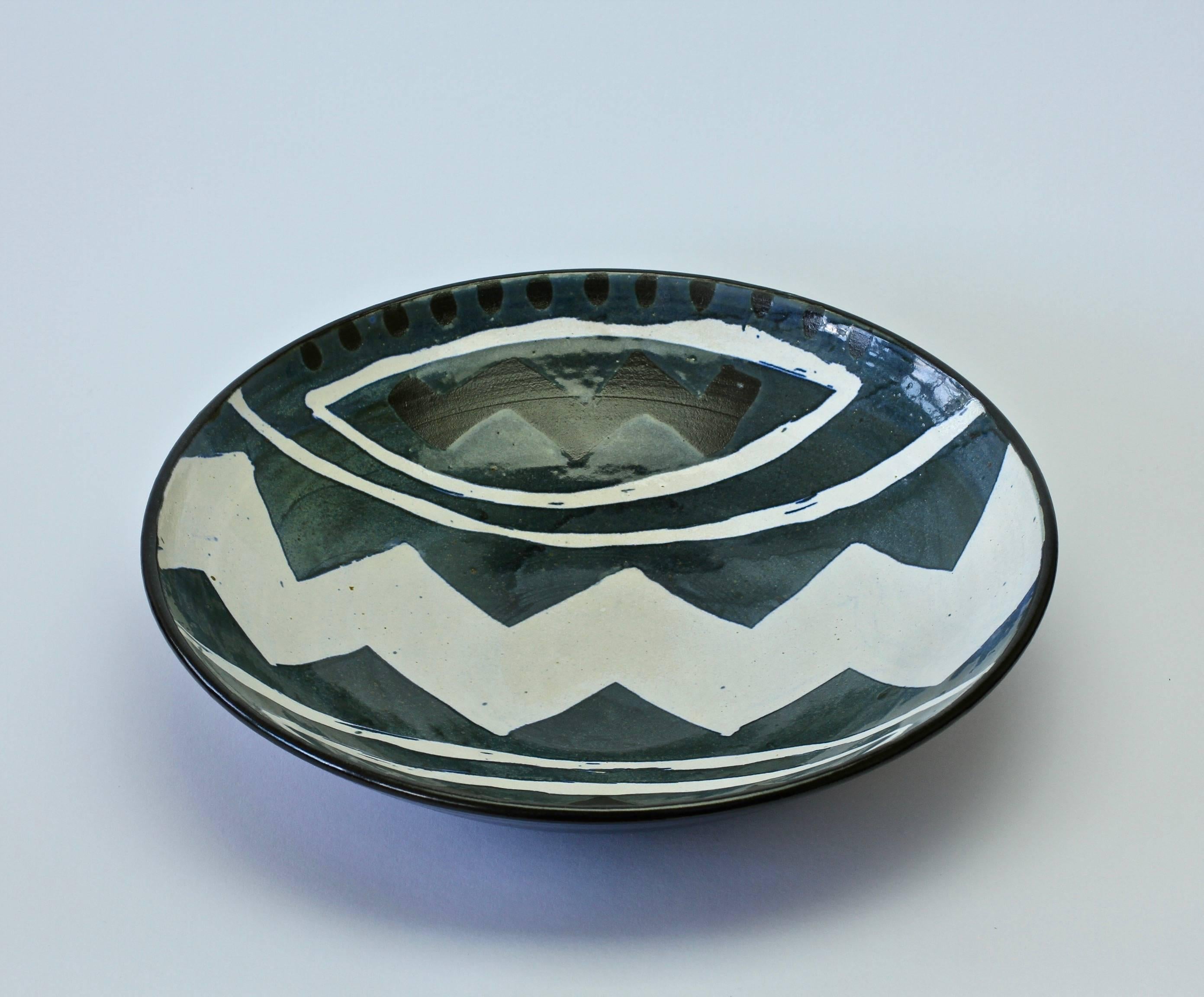 Signierte große Postmodern Art Studio Pottery Schale 1980er Jahre mit geometrischem Muster (Keramik)