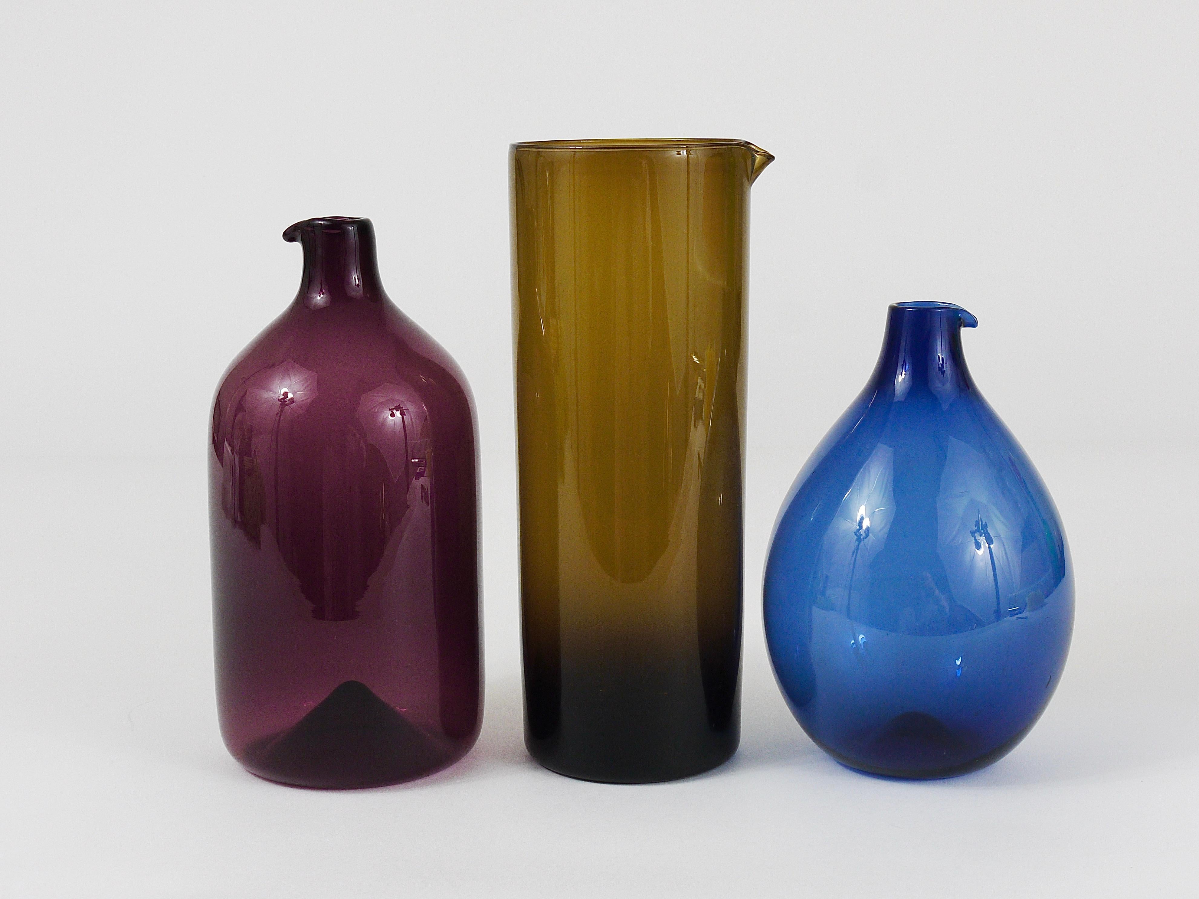 A beautiful art glass bottle vase, model „Pullo“ in violet from the 1950s. Designed by Timo Sarpaneva, executed by Iittala Finland. Fully signed on the bottom. In very good condition.
 