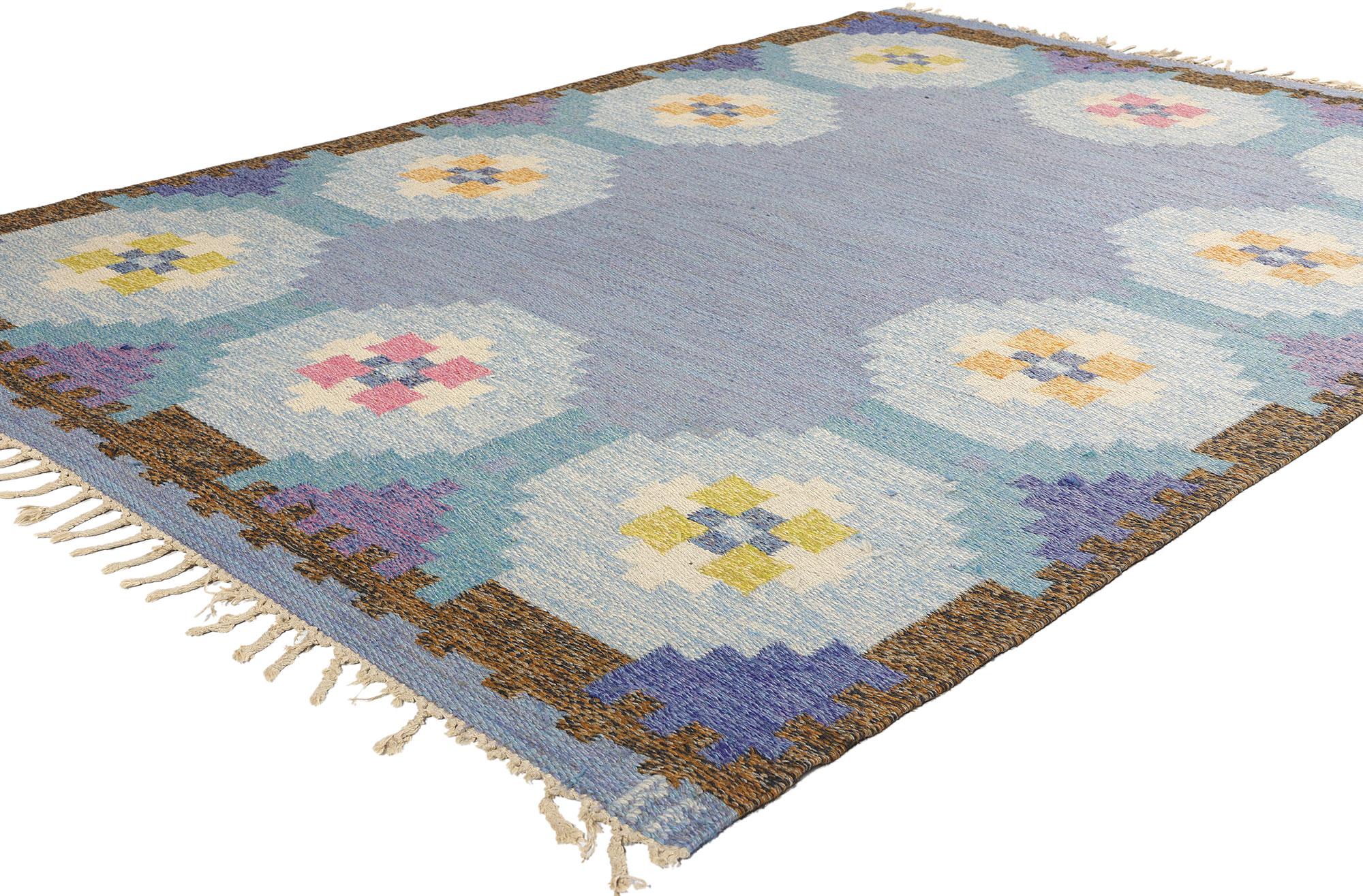 78822 Ragnar Edberg Vintage Swedish Rollakan Rug, 05'04 x 07'08. Ragnar Edberg war ein angesehener schwedischer Rollakan-Weber, der für seine innovativen Designs und seine außergewöhnliche Handwerkskunst bekannt war. Seine Rollakan-Teppiche zeichnen