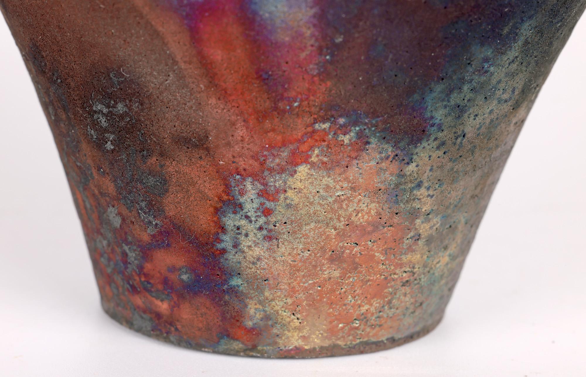 Moderne Vase conique évasé signé Raku émaillé en vente