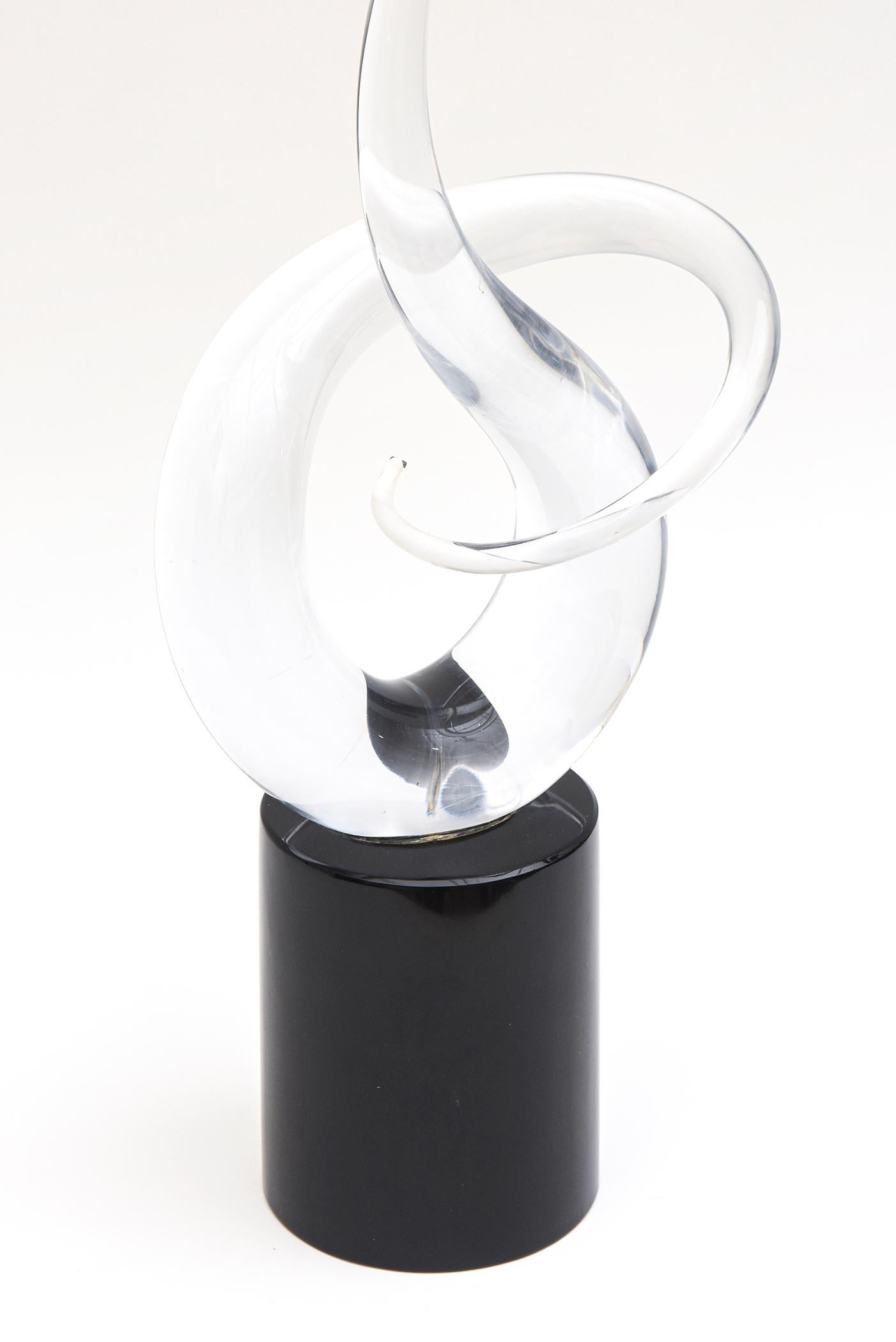 Moderne Signed Renato Anatra Murano Twisted Love Knot Clear and Black Glass Sculpture en vente