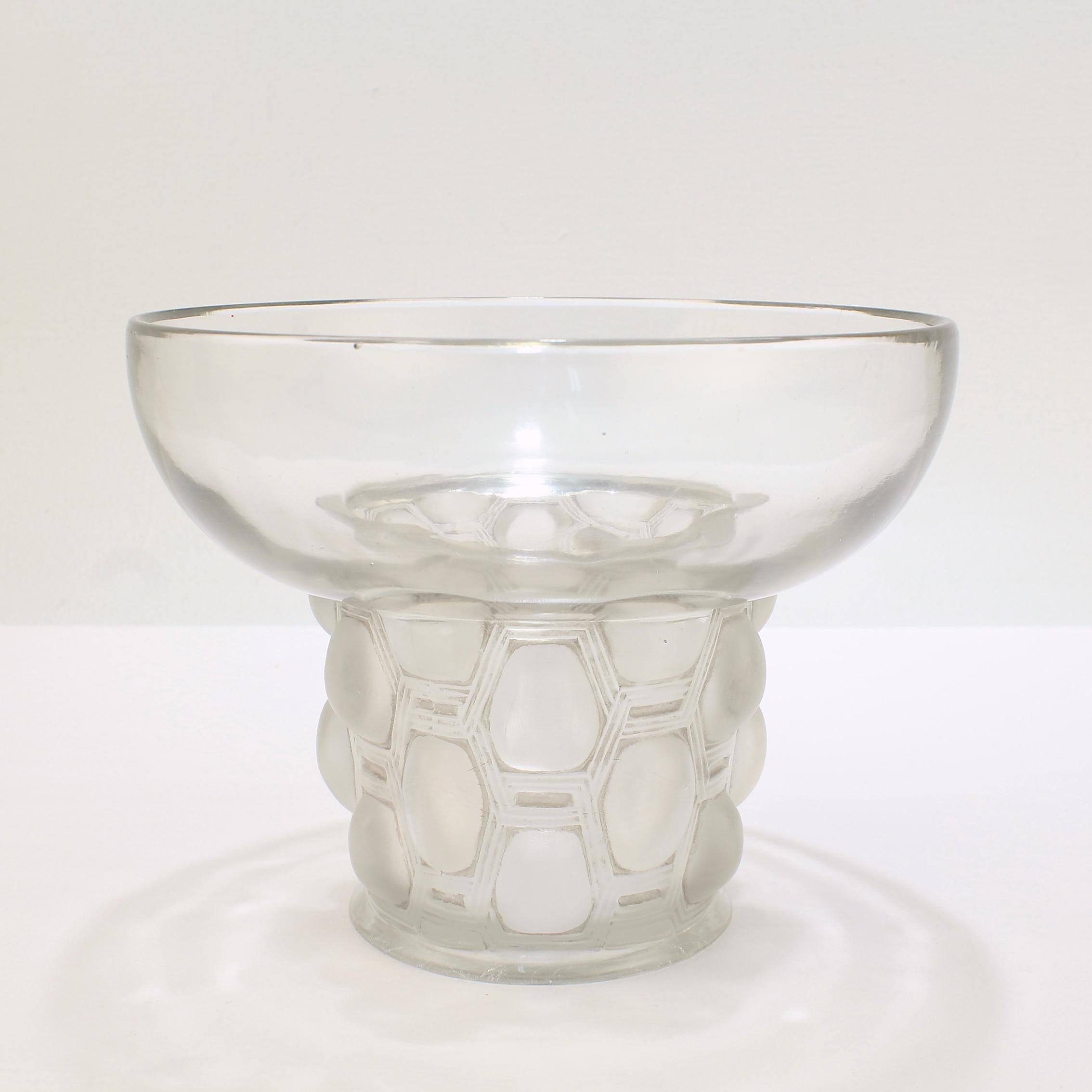 A fine, period Art Deco art glass vase by Lalique. 

In the Beautreillis pattern.

With the traces of a gray patina on slightly gray-toned glass.

A wonderful period vase by Rene Lalique! 

Date:
Early 20th century

Overall condition:
It