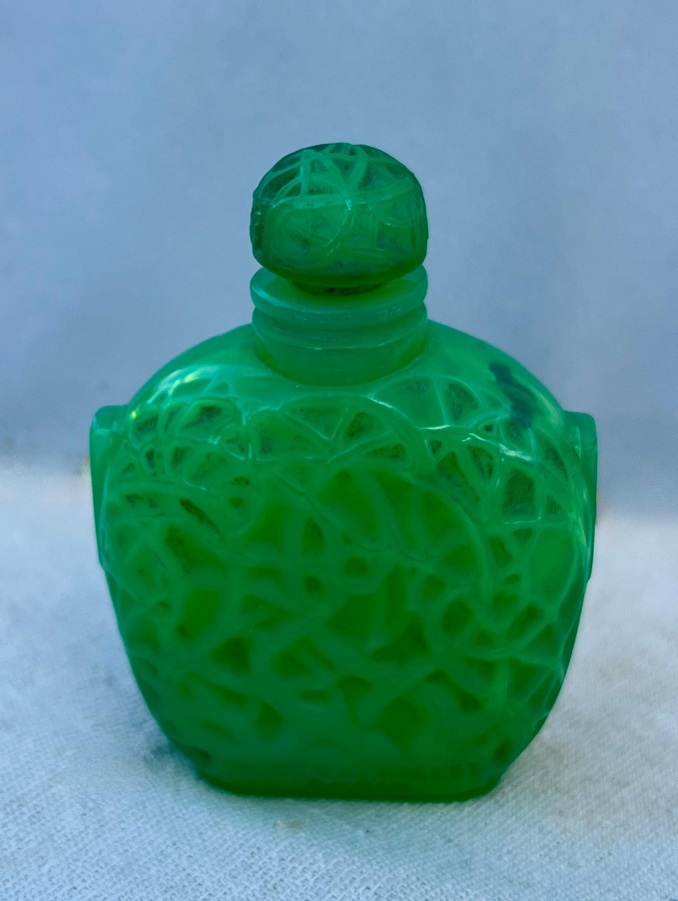 Ein Sammlerstück Rene Lalique Le Jade Parfümflasche.  Der Flakon ist mit Lalique und Roger & Gallet signiert.  Geformtes Glas aus Frankreich 1926.

Das Stück ist in sehr gutem Vintage-Zustand und würde jede Sammlung ergänzen oder auf einem