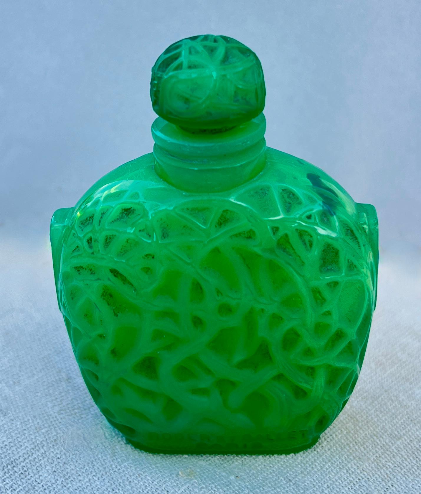 Signiert Rene Lalique Le Jade Flasche für Roger & Gallet 1926 (Art déco) im Angebot