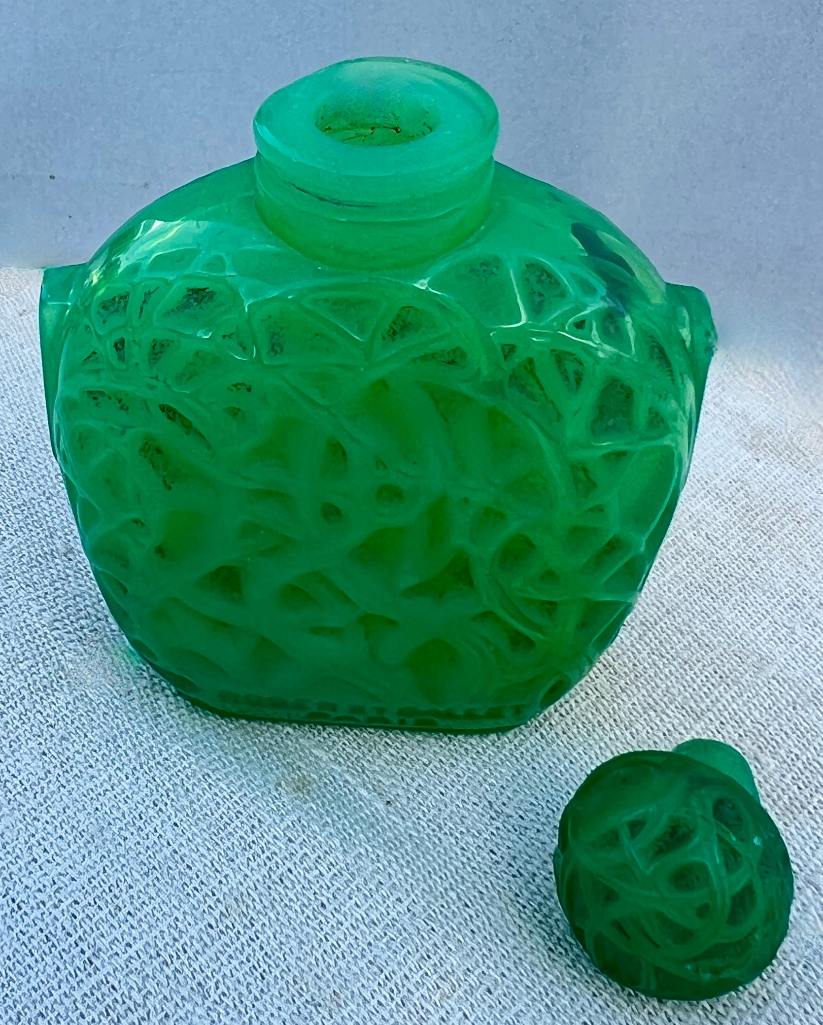 Signiert Rene Lalique Le Jade Flasche für Roger & Gallet 1926 (Französisch) im Angebot