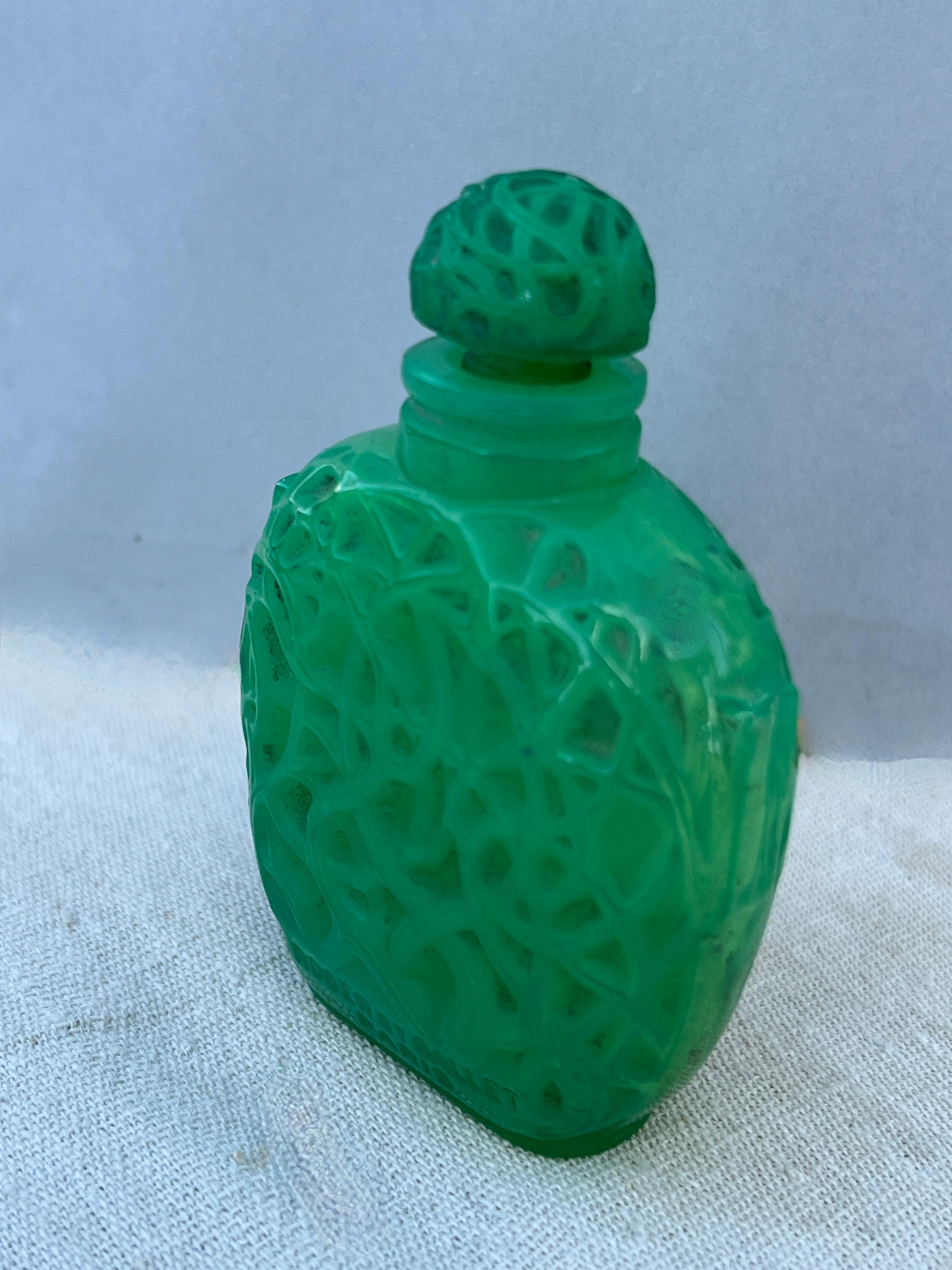 Signiert Rene Lalique Le Jade Flasche für Roger & Gallet 1926 im Zustand „Gut“ im Angebot in Los Angeles, CA