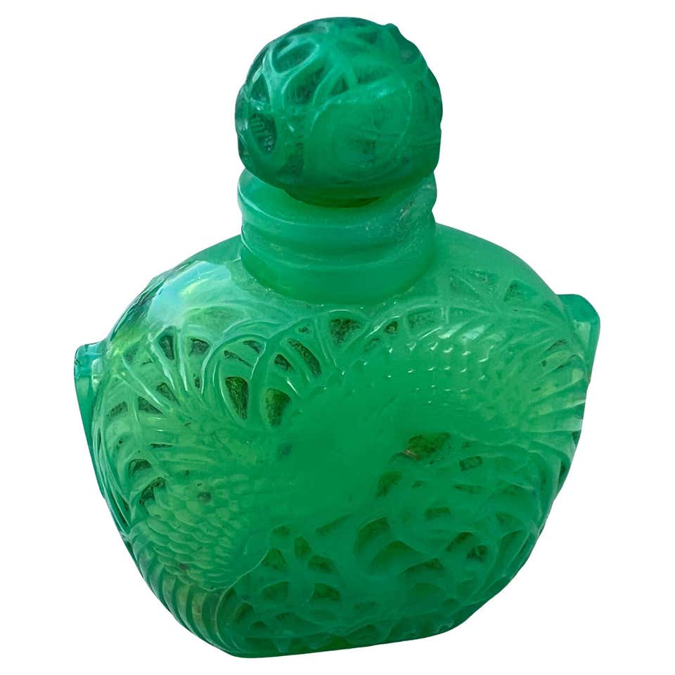 1931 René Lalique, Vase Bresse Amber Yellow Glass with Green Beige 1931 René Lalique, Vase Bresse Amber Yellow Glass with Green Beige
