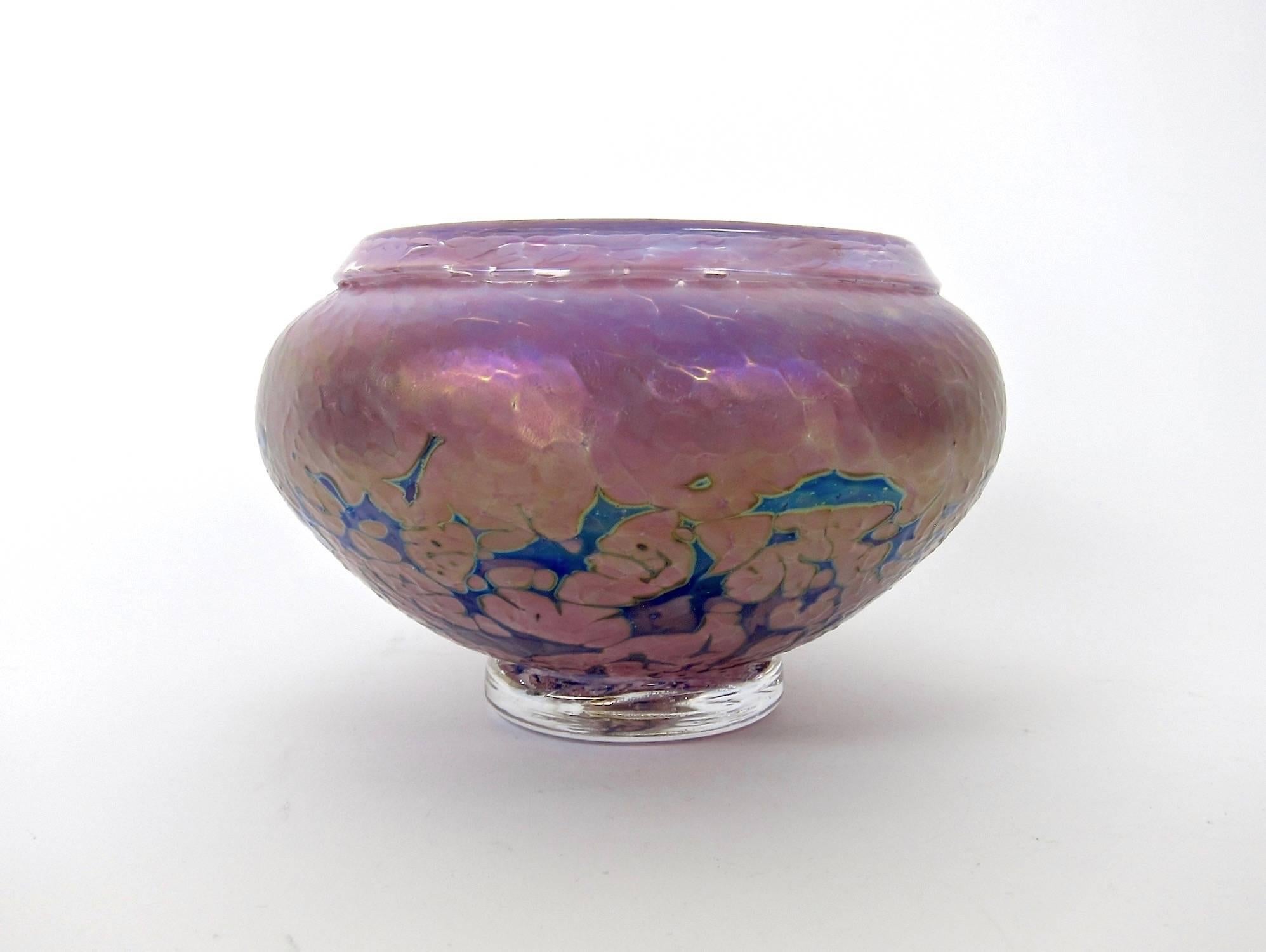 Eine mundgeblasene Studioglasschale des Glasmeisters und Künstlers Robert Held (1943 - ) aus der Zeit um 1985. Held beschreibt dieses Kunstglasgefäß mit Fuß als eine seiner frühen 