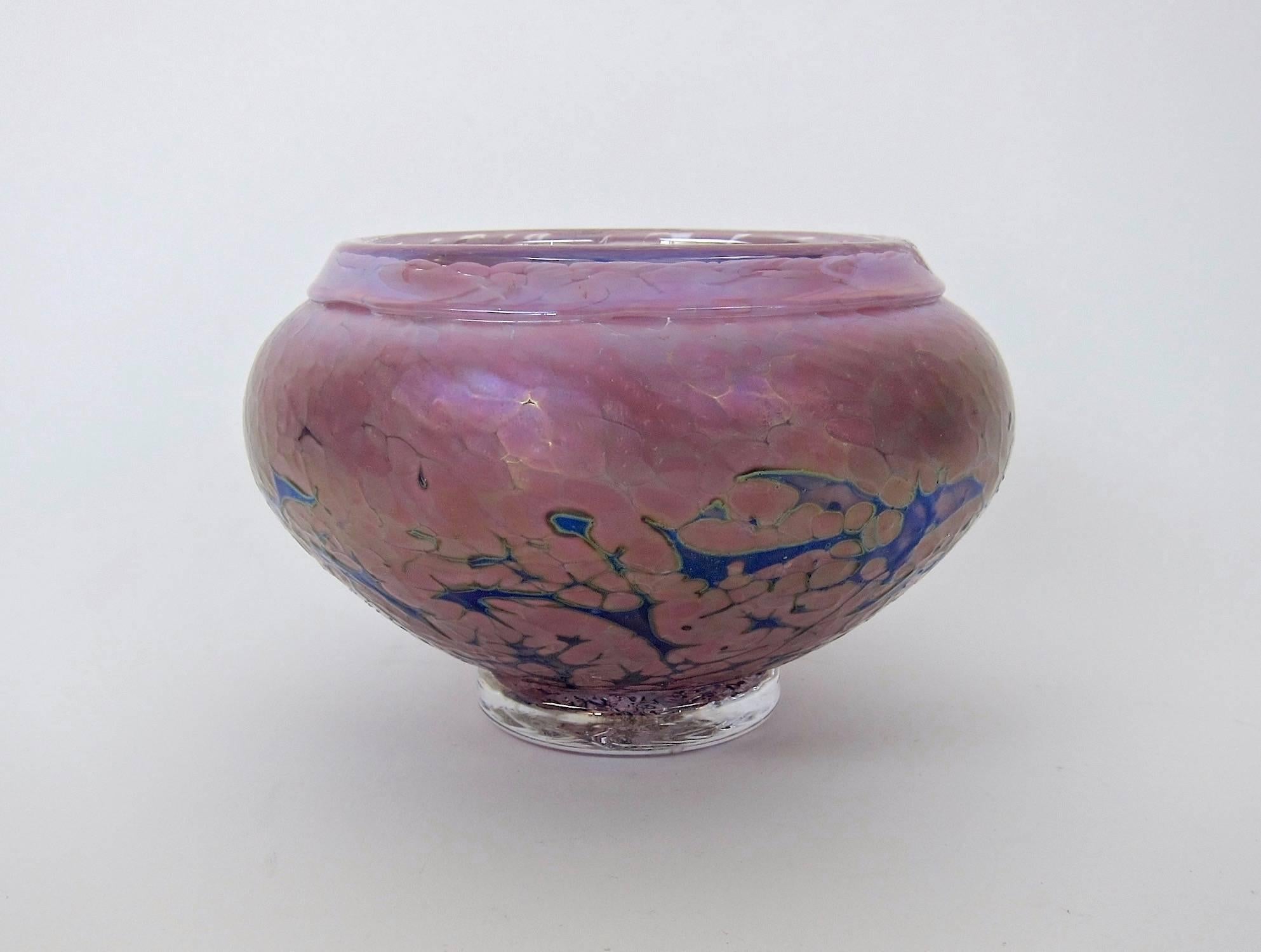 Signierte Schale aus irisierendem Kunstglas von Robert Held (Kanadisch)