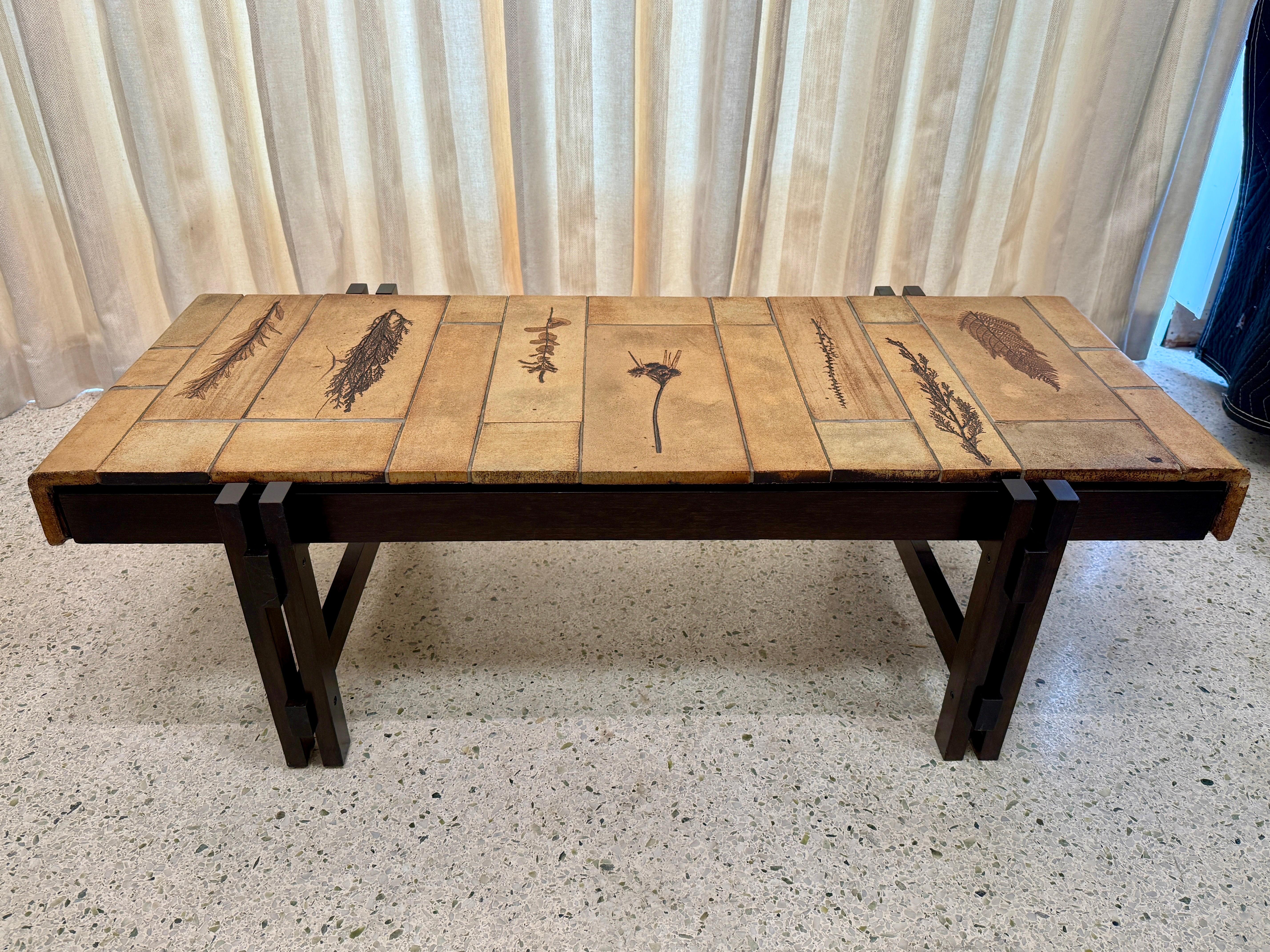 Céramique Table basse imprimée à fleurs en céramique Roger Capron en vente