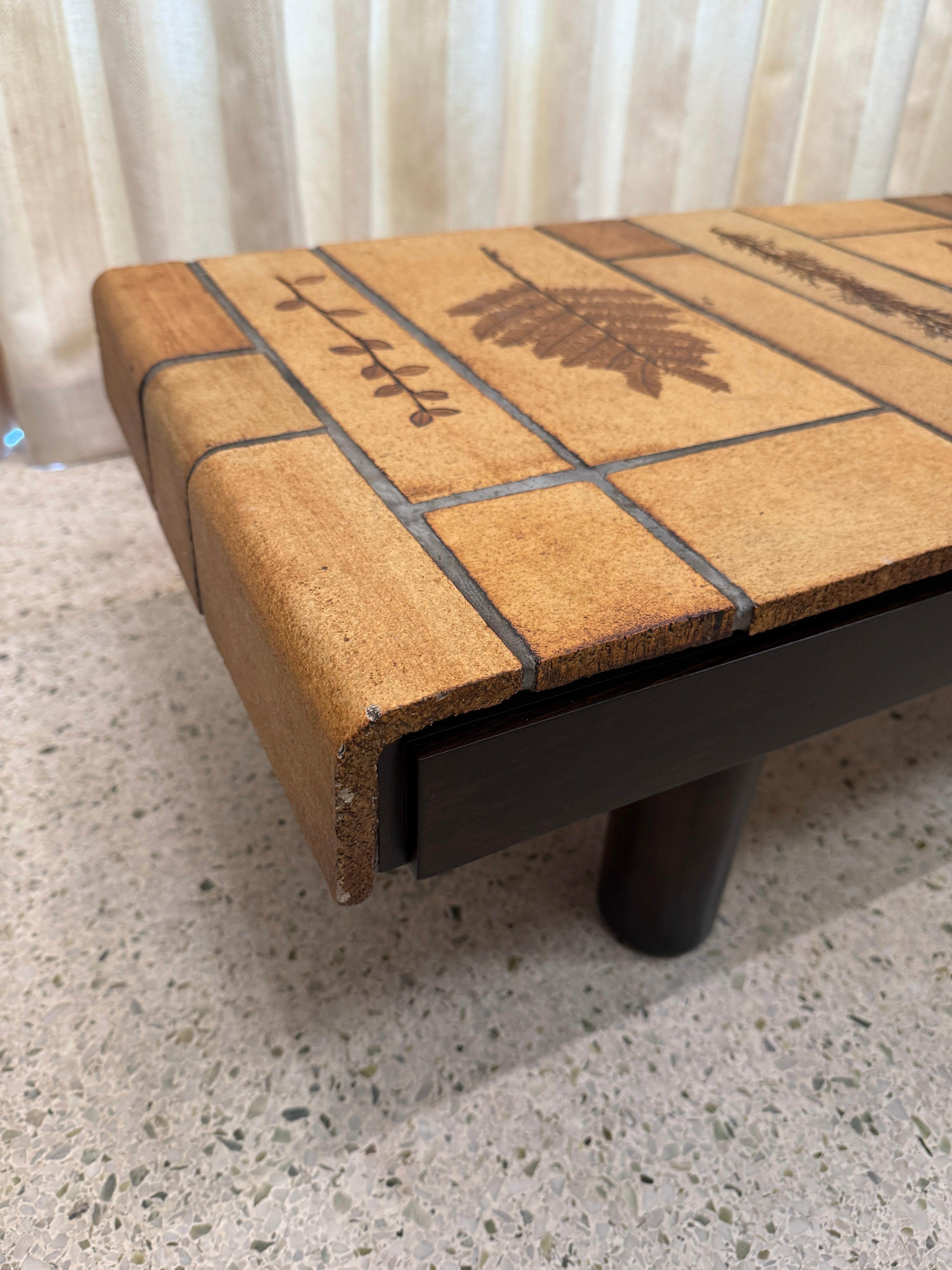 Table basse vintage à cascade signée Roger Capron en vente 3