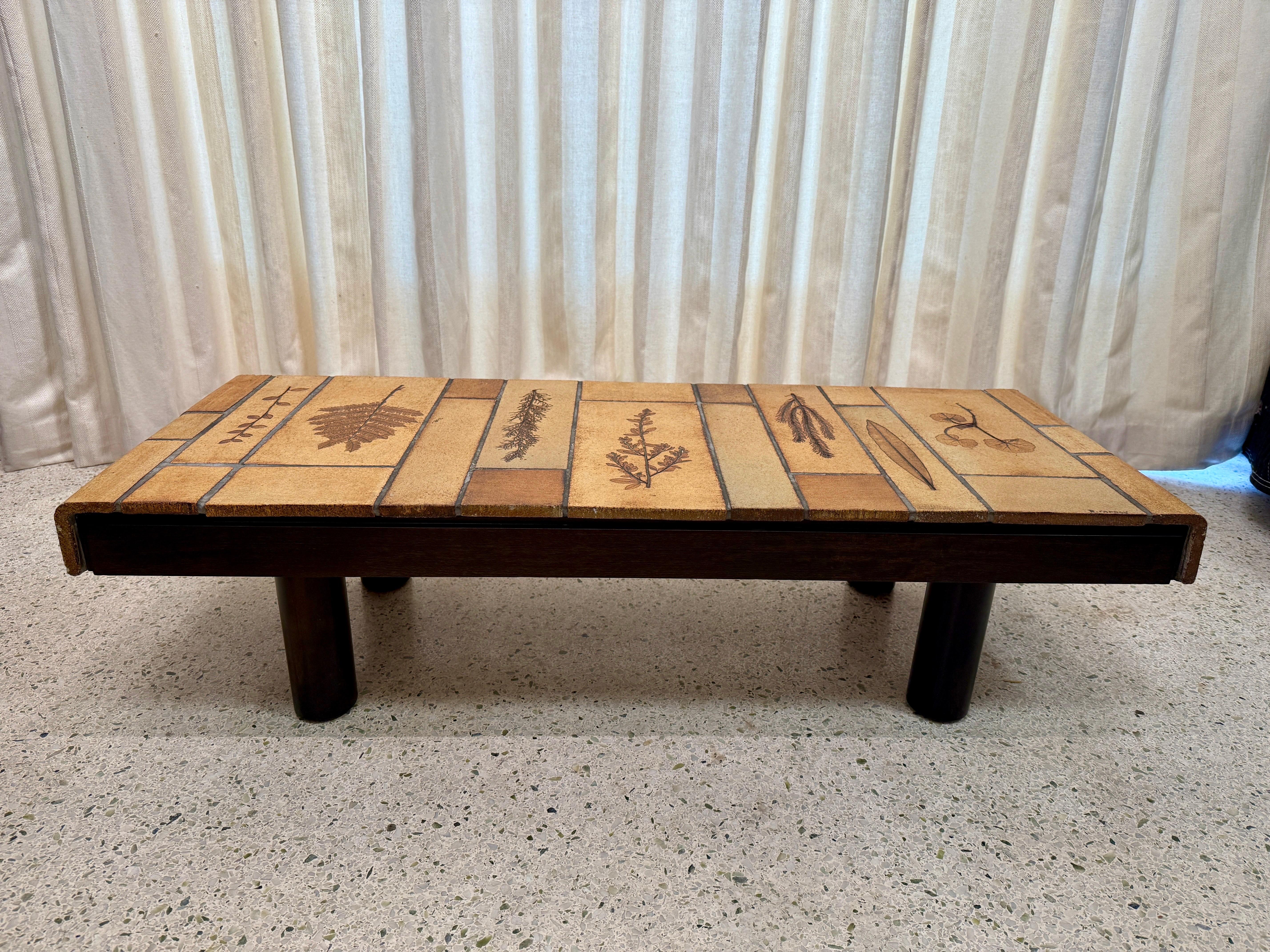 Table basse vintage à cascade signée Roger Capron en vente 5