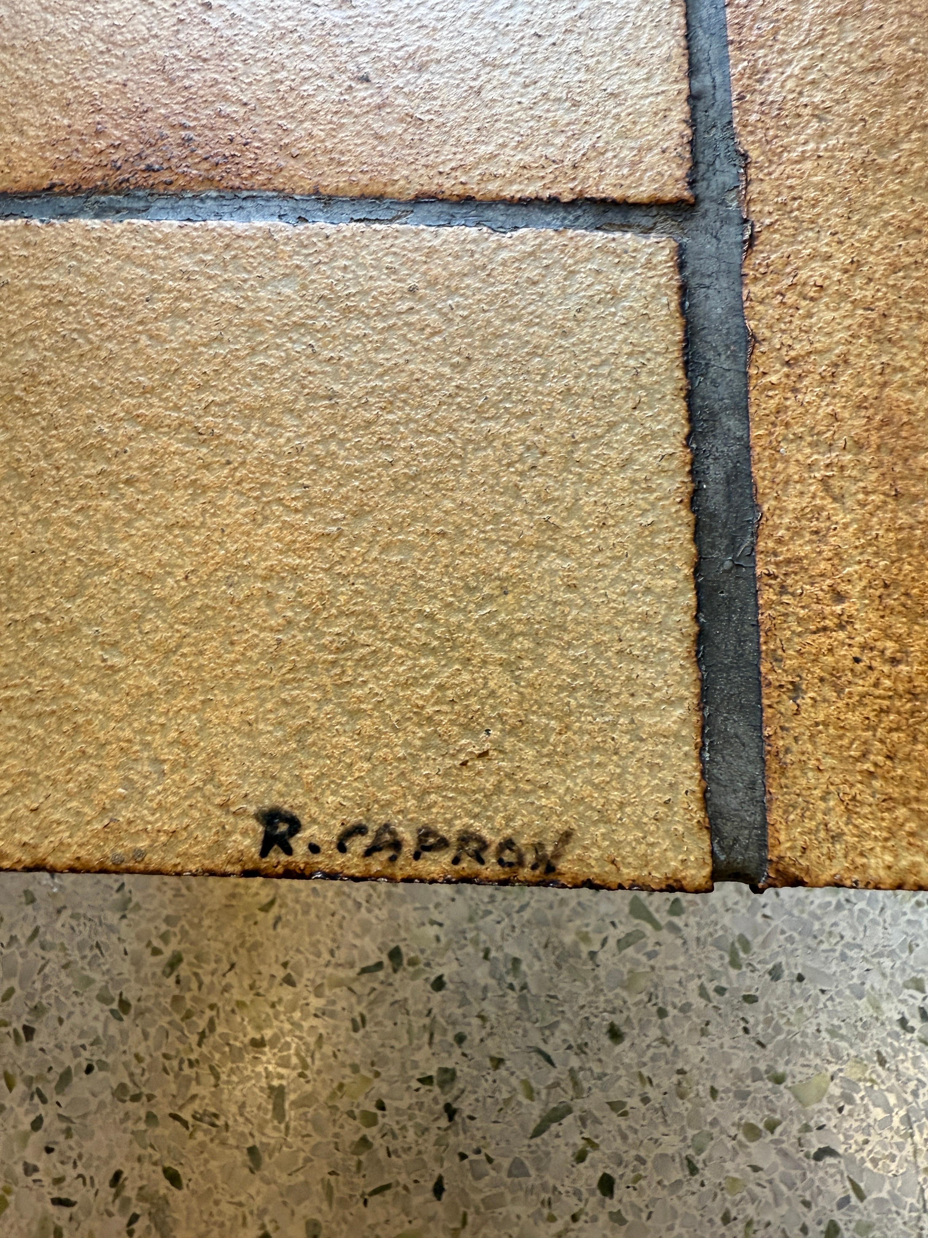 Table basse aux tons naturels et terreux, conçue par le céramiste français Roger Capron au milieu du 20e siècle.  Il se compose d'une base en bois richement colorée et d'un magnifique plateau en céramique de style cascade avec des fleurs imprimées