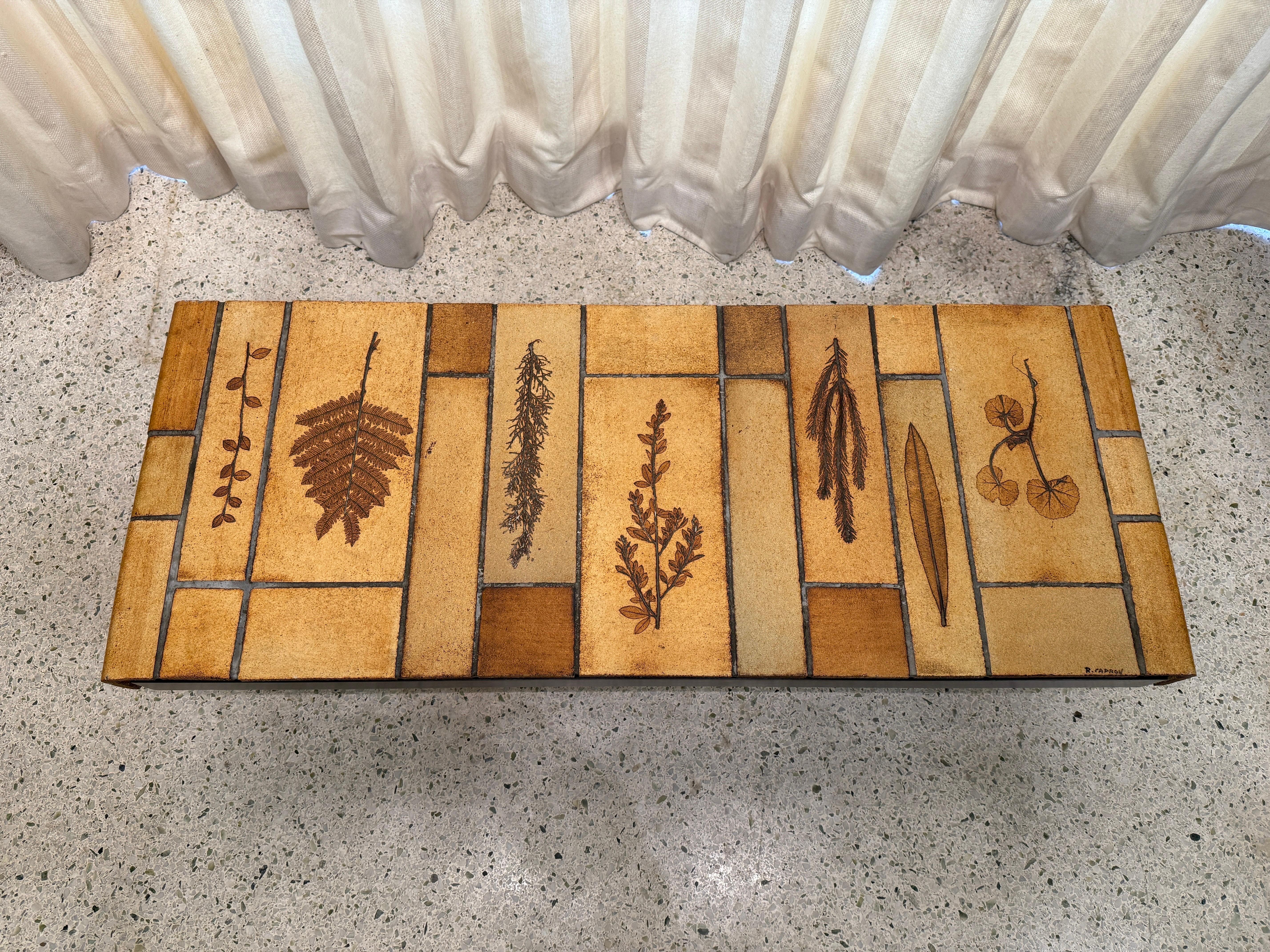 Table basse vintage à cascade signée Roger Capron en vente 1