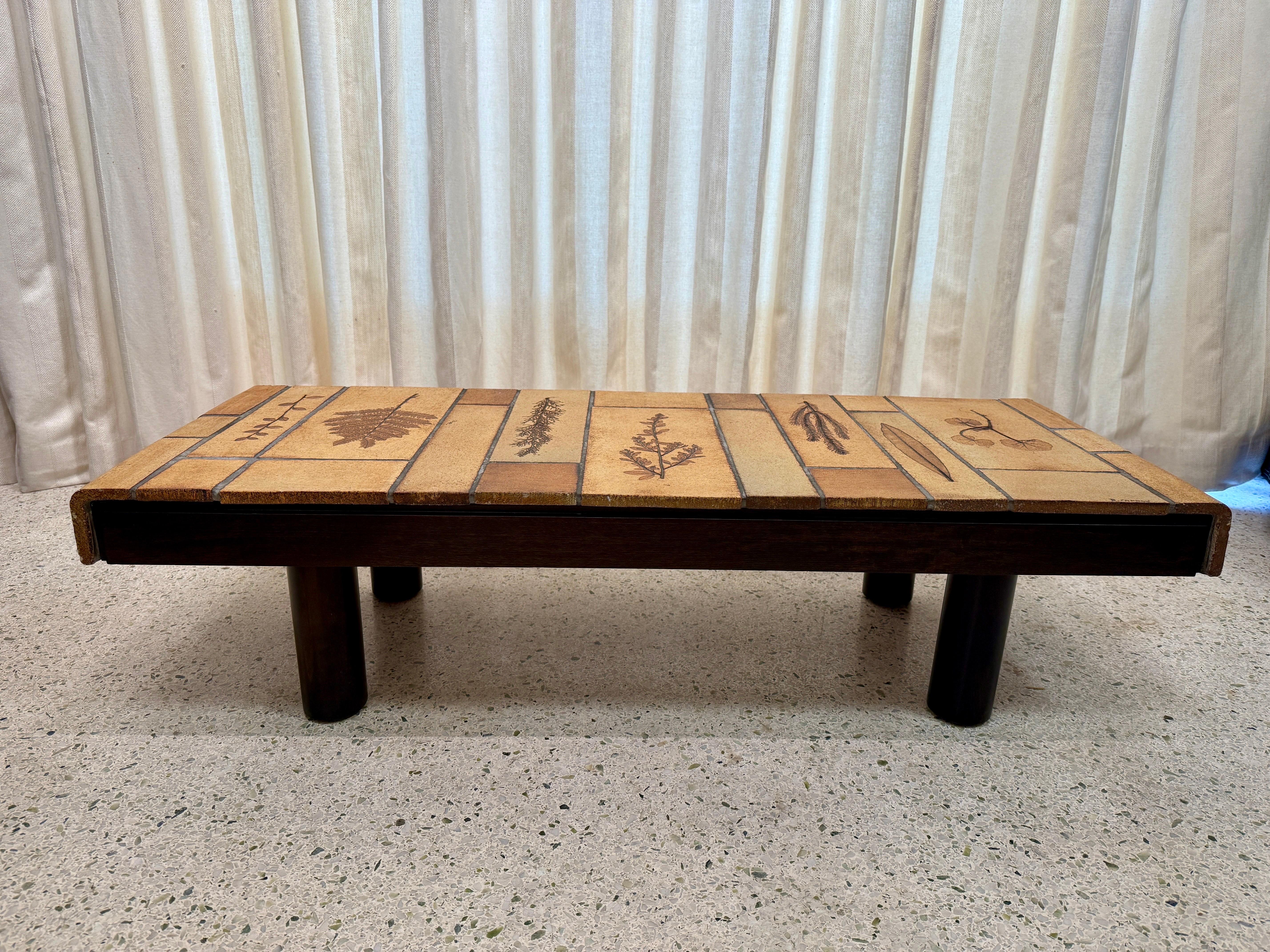 Table basse vintage à cascade signée Roger Capron en vente 2