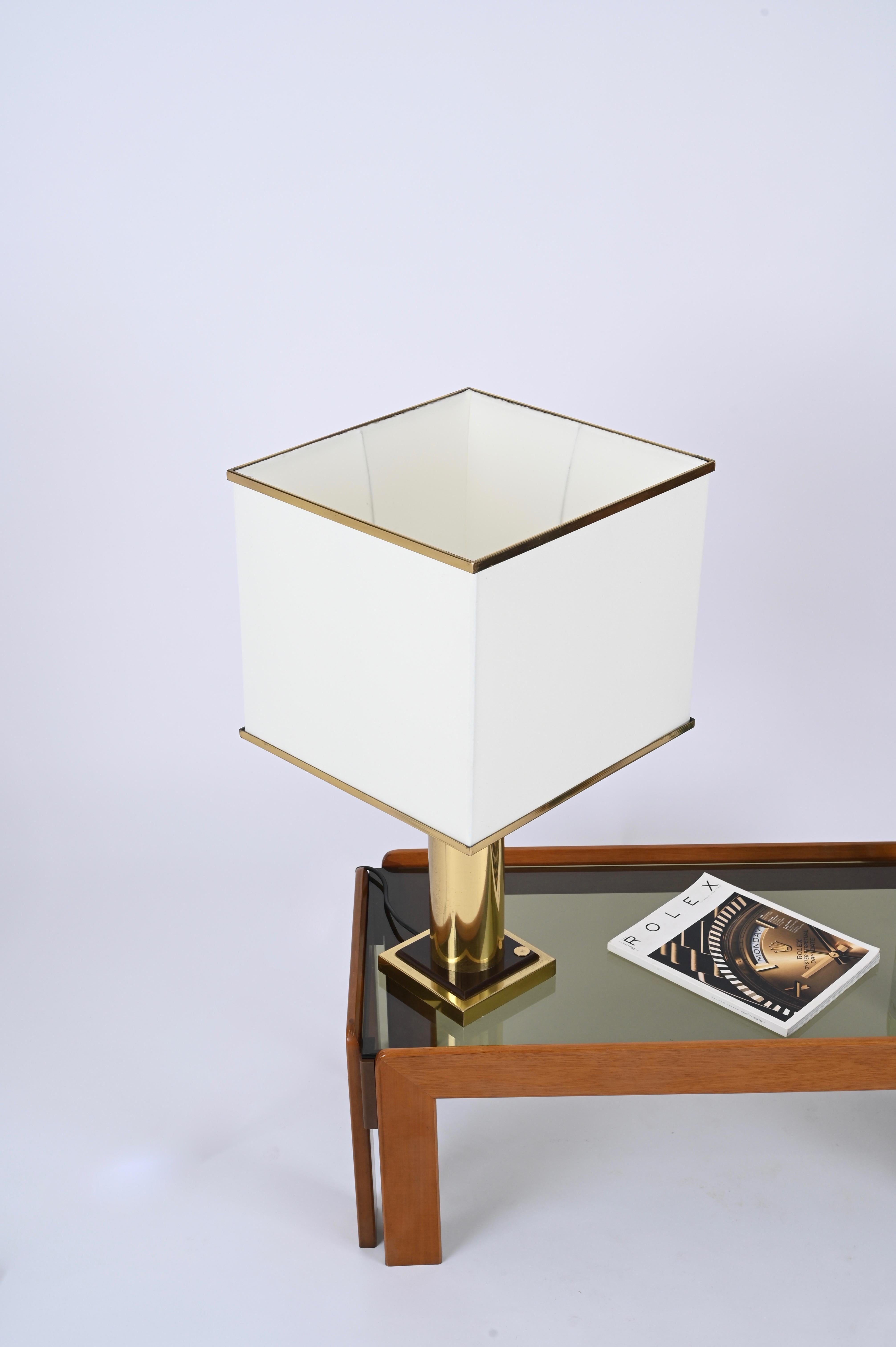 Fantastique lampe de table du milieu du siècle en laiton massif et en plexiglas brun, avec son abat-jour d'origine en soie et en laiton. Cette magnifique pièce est signée par Romeo Rega et a été conçue en Italie dans les années 1970. 

Cette superbe