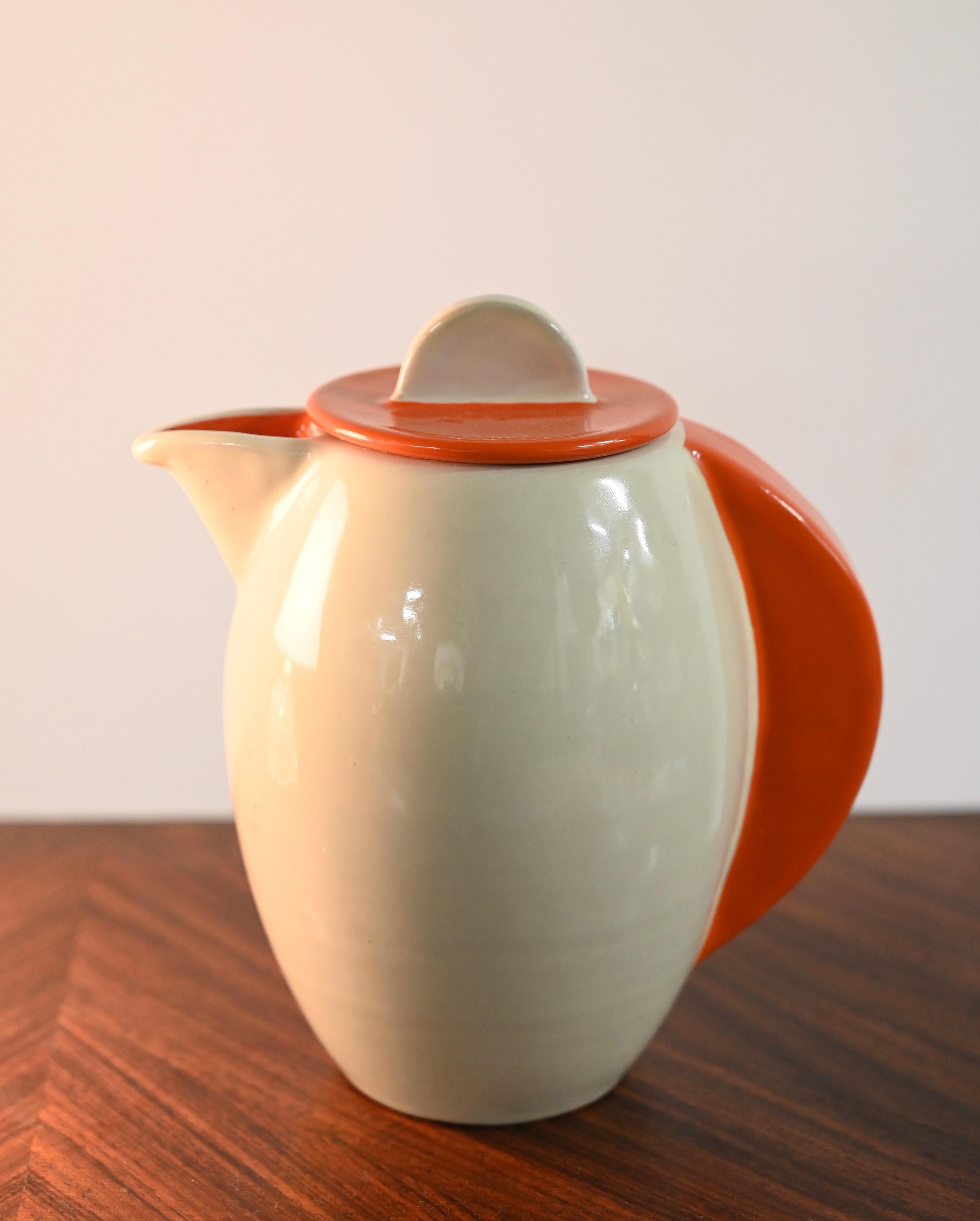 Italiano Firmata Rometti Umbertide - Caraffa da caffè arancione avorio S.A.C.R.U., Italia 1940s in vendita