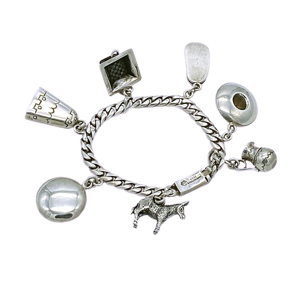 Questo è un braccialetto vintage di charme in argento sterling del Messico di ROSI BEGUDEN. Ha sette charme a tema messicano. Firmato sul retro della chiusura insieme al timbro Sterling 925.

La nostra collezione di gioielli vintage e le nostre