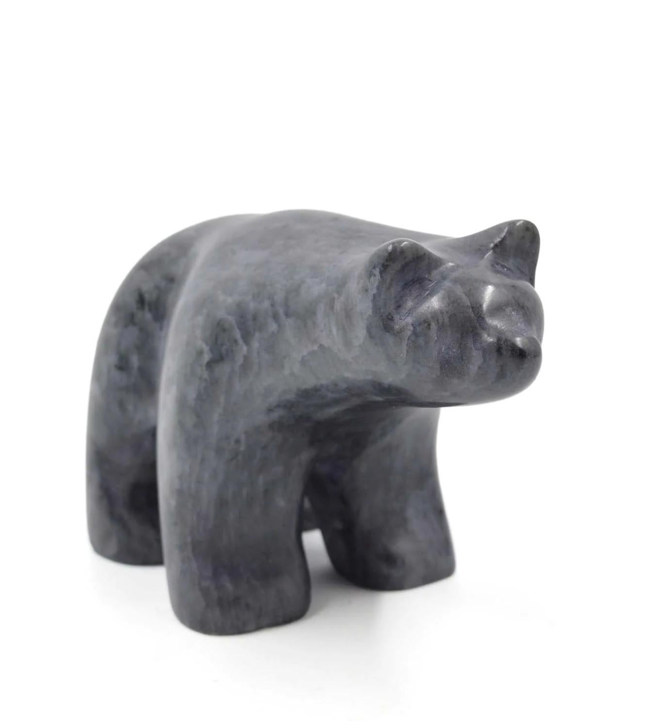 Minimaliste Sculpture d'ours en stéatite signée Ross Parkinson, sculptée à la main, style inuit, Canada en vente