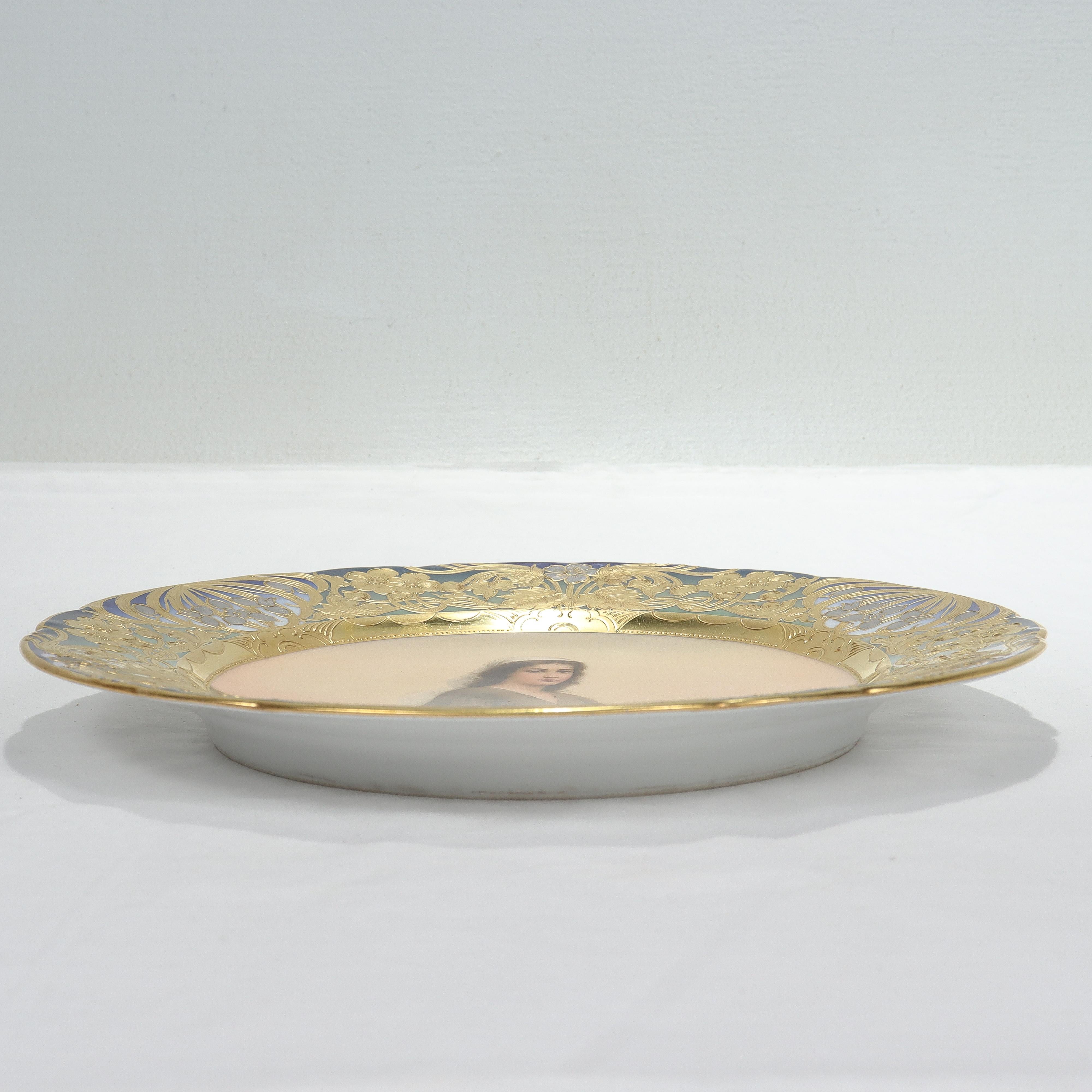 20ième siècle Assiette de cabinet à portrait en porcelaine Royal Vienna Porcelain, signée, avec platine et or en relief en vente
