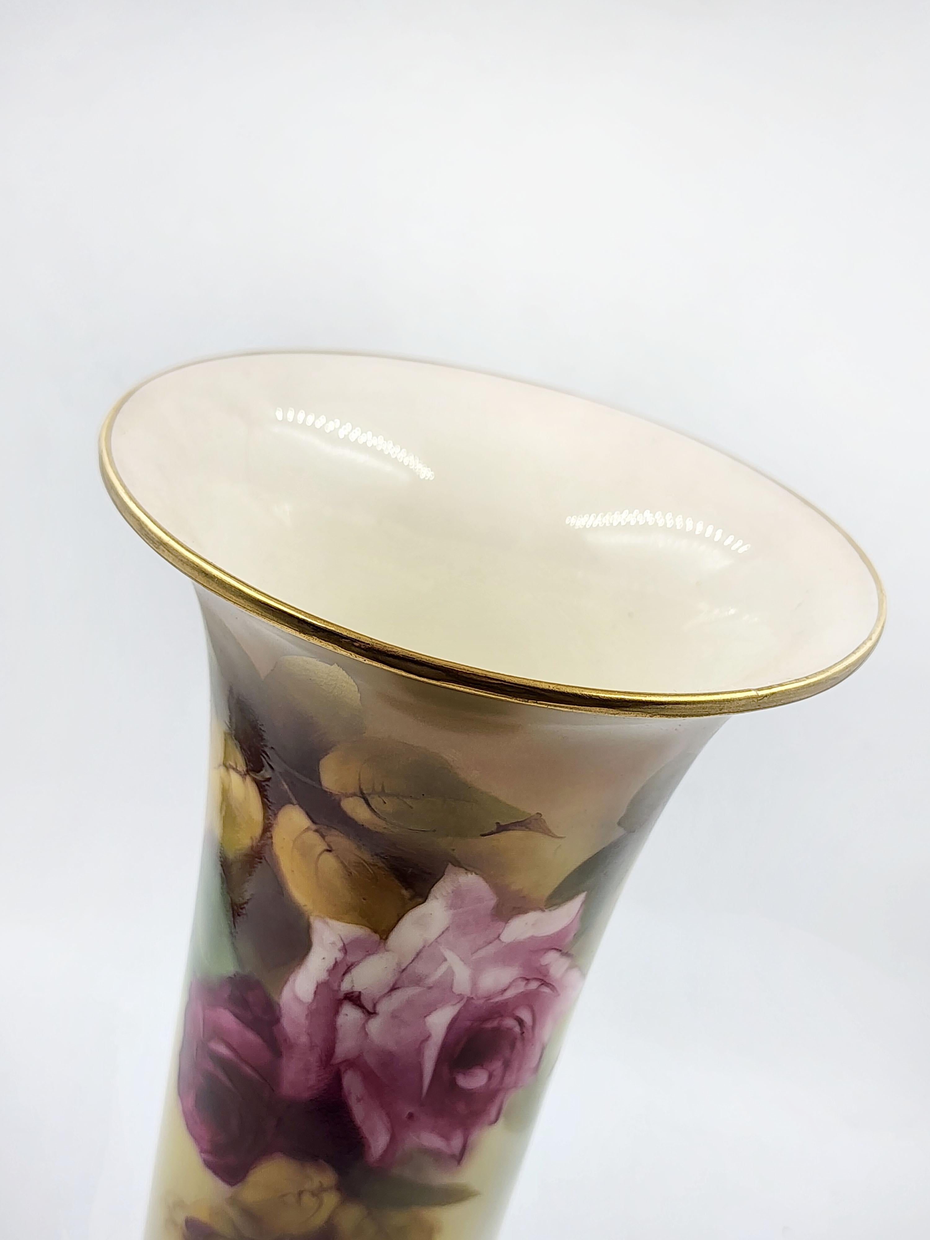 Vaso in porcellana firmato Royal Worcester
Questo elegante vaso presenta una classica forma a tromba, con una base che si allarga in un corpo alto e sottile che si apre in una bocca svasata. È sapientemente realizzato in porcellana Royal Worcester,