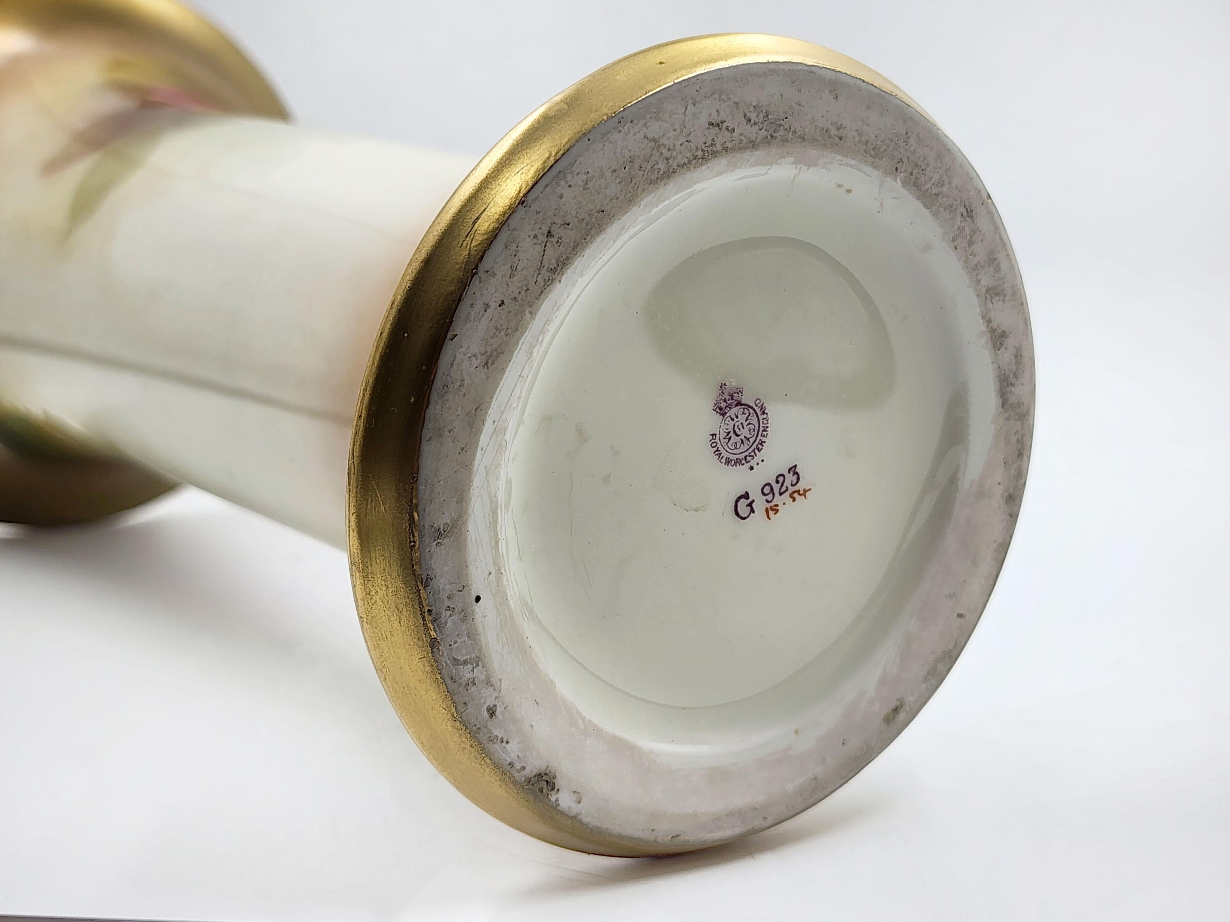 Fatto a mano Vaso in porcellana firmato Royal Worcester in vendita