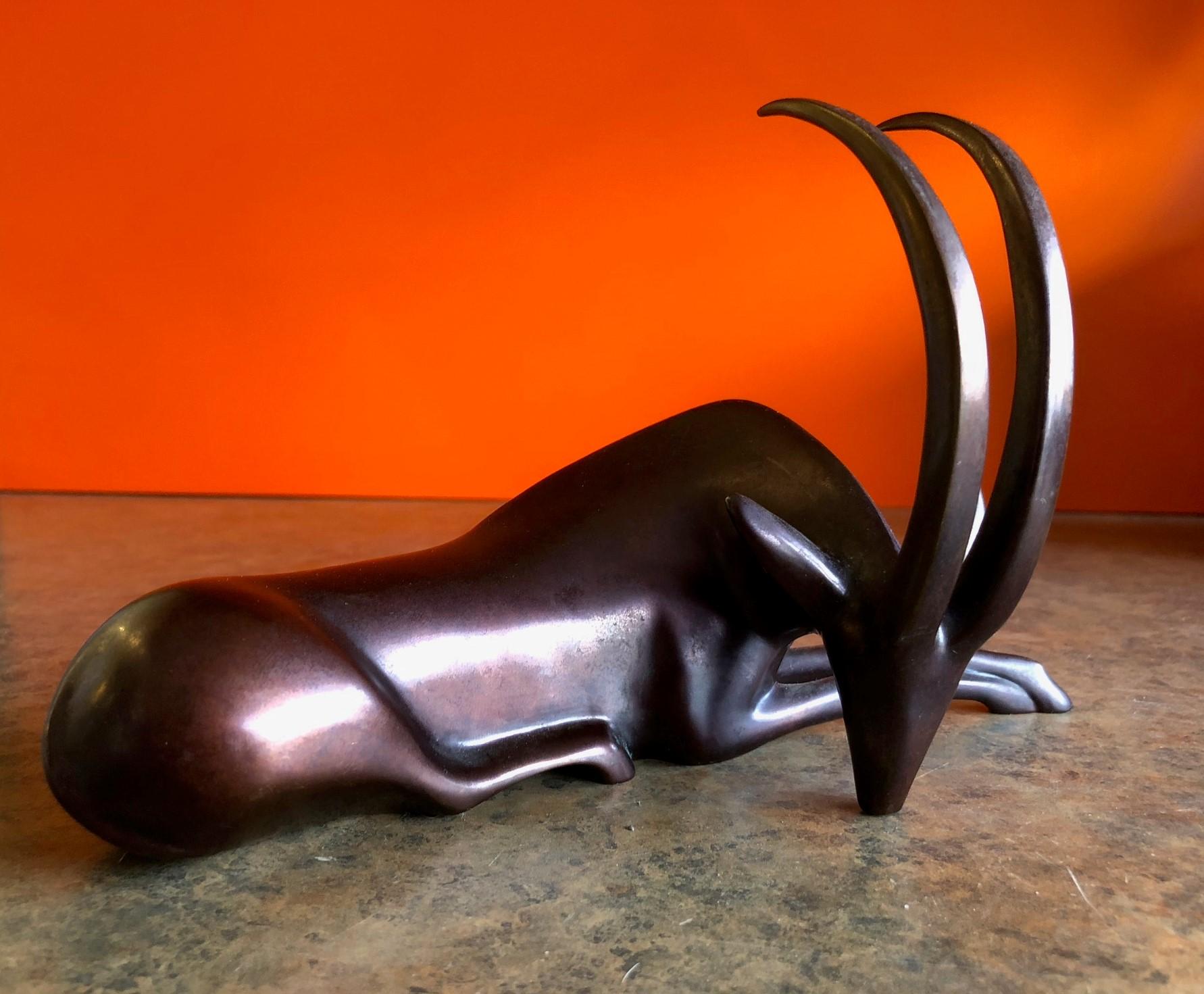 Limited edition signed sable antelope figure in bronze by Loet Vanderveen, circa 1990s. Polished bronze with brown patina, bearing incised signature, copyright mark and numbered 