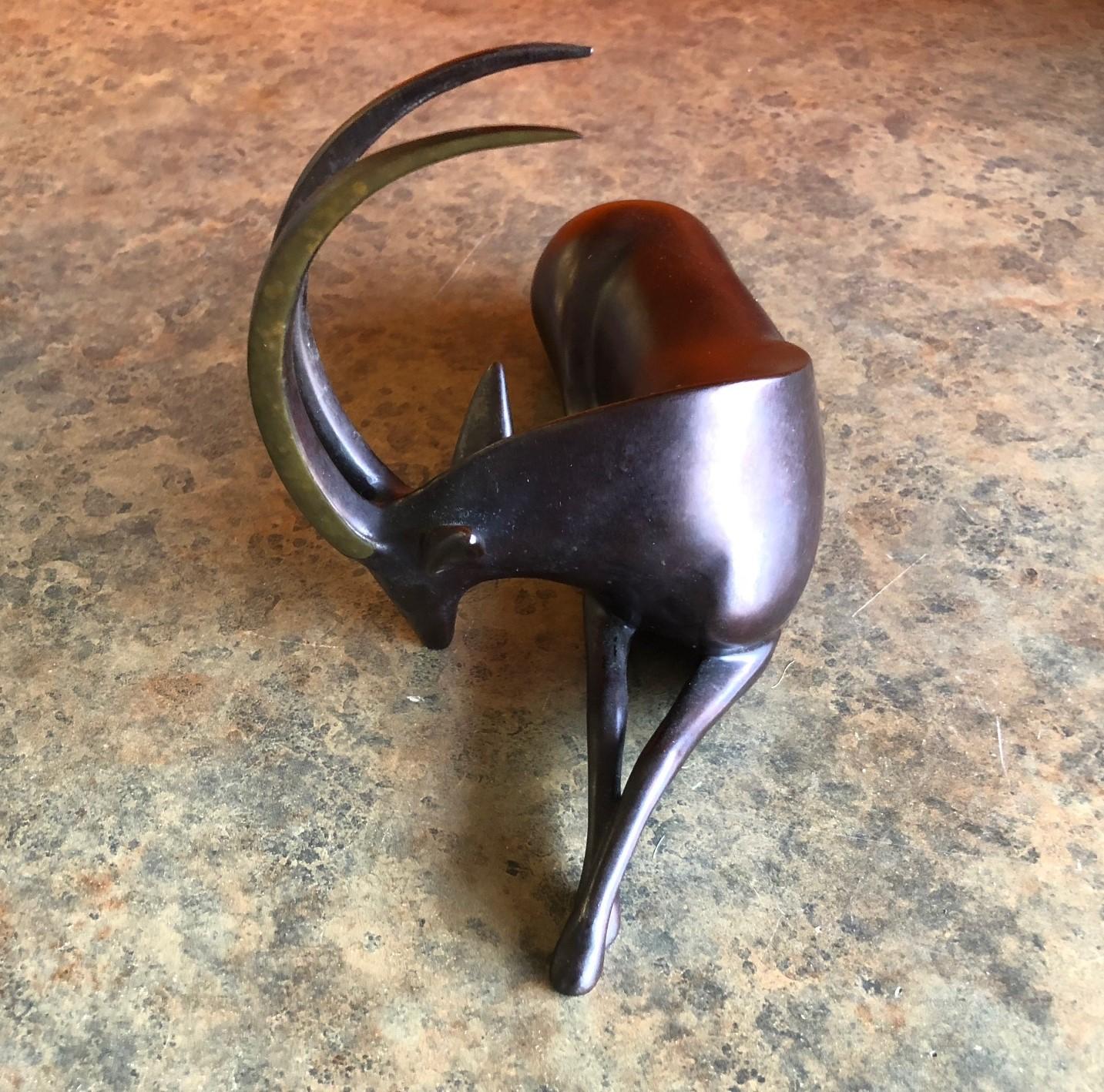 Signed Sable Antelope Figure by Loet Vanderveen In Excellent Condition In San Diego, CA