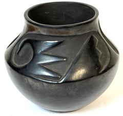 Vase signé de Santa Clara Pueblo, Juanita Pueblo, milieu du 20e siècle.