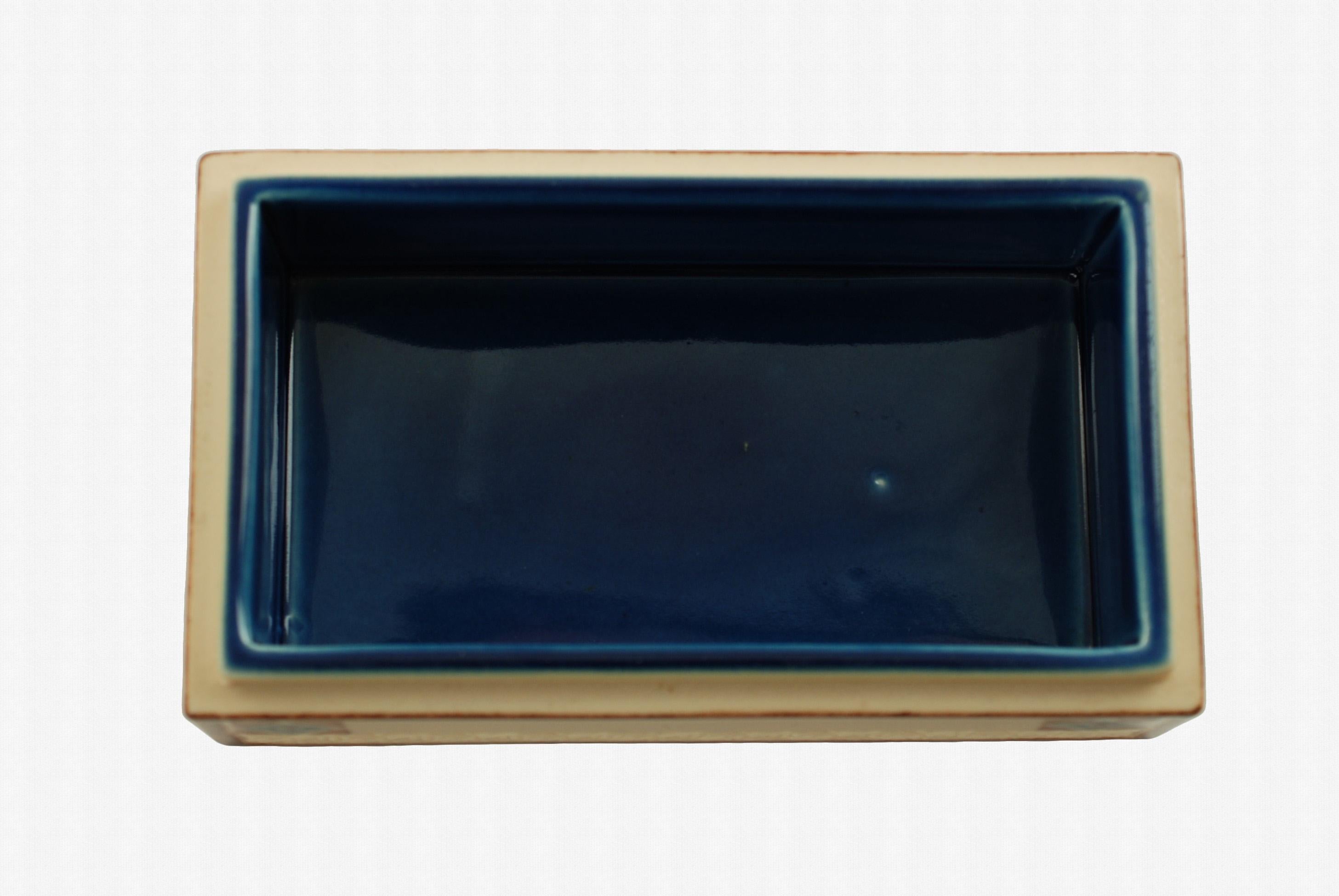 Boîte rectangulaire en poterie avec couvercle signée Sara Sax Rookwood en vente 3
