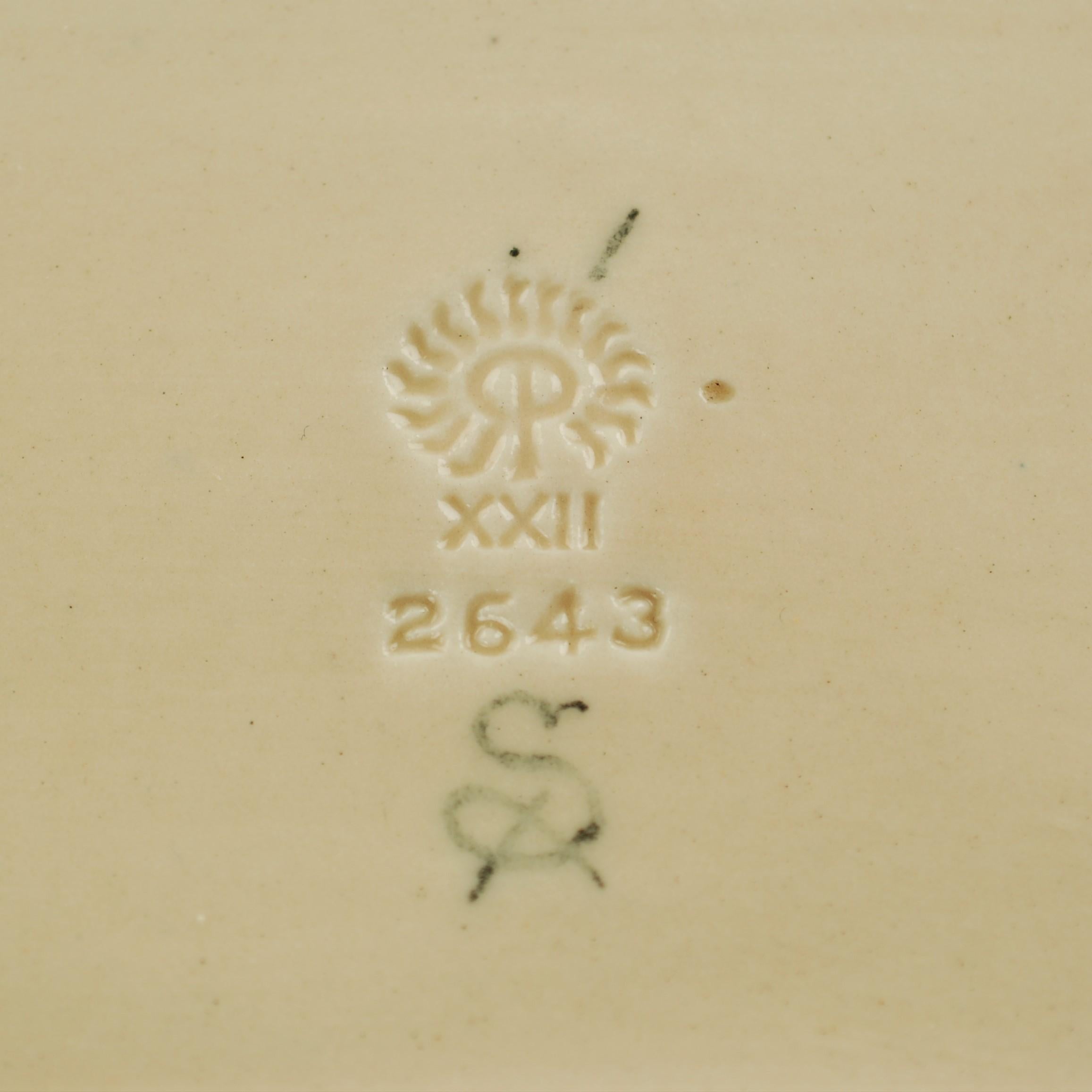 Boîte rectangulaire en poterie avec couvercle signée Sara Sax Rookwood en vente 6