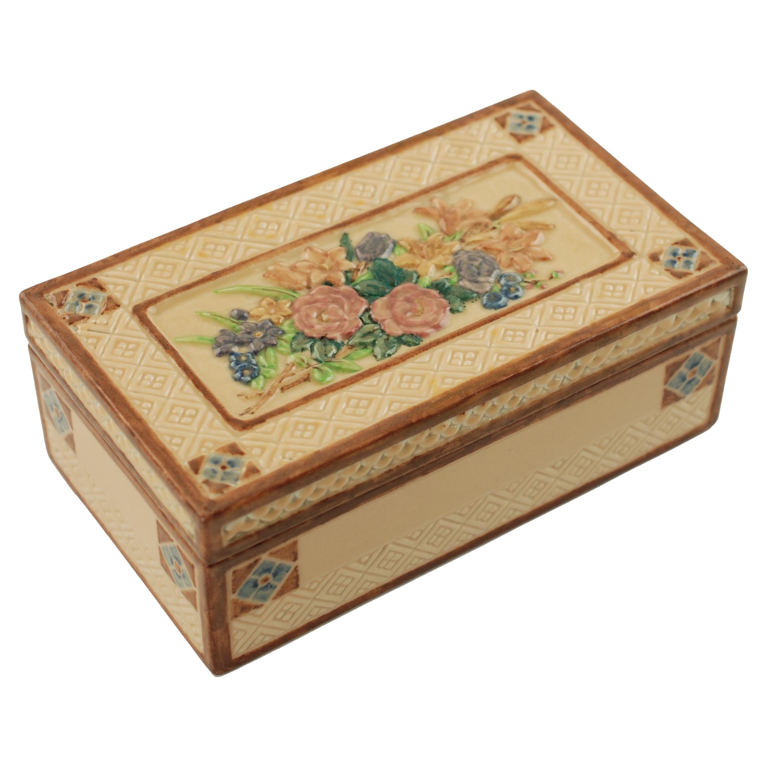 Boîte rectangulaire en poterie avec couvercle signée Sara Sax Rookwood en vente