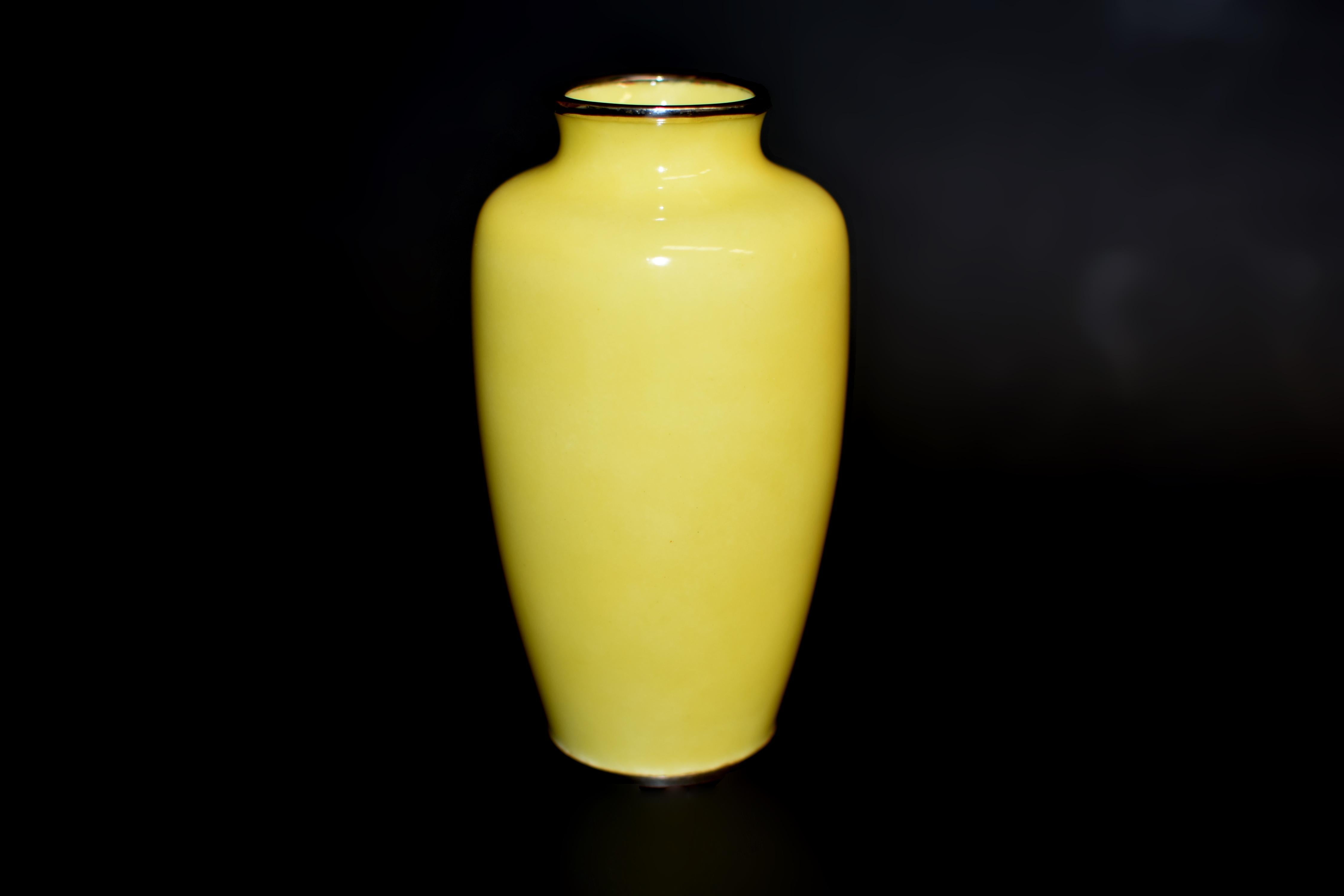 Vaso cloisonné giapponese firmato Sato Giallo imperiale con crisantemo In condizioni buone in vendita a Somis, CA