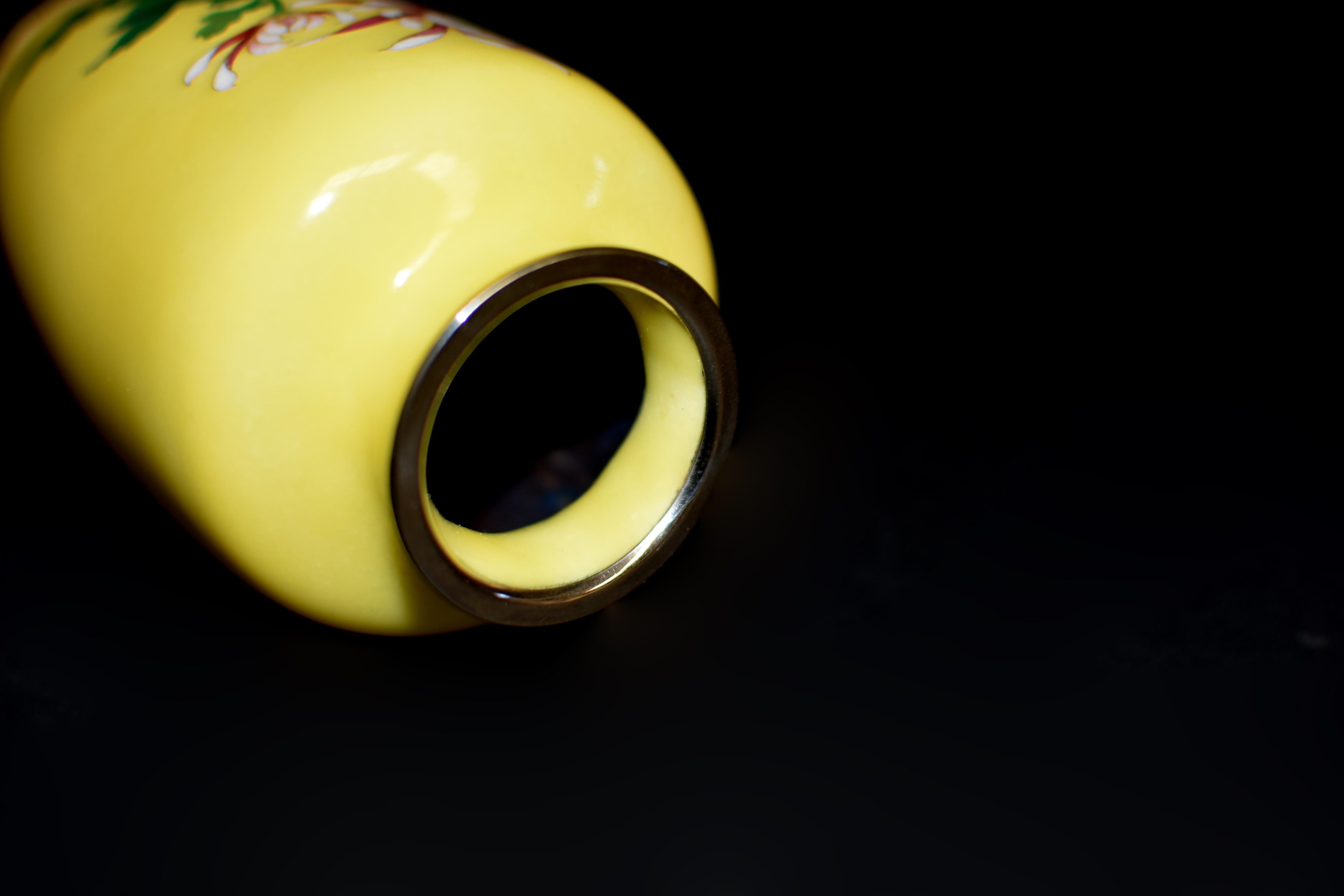 Vaso cloisonné giapponese firmato Sato Giallo imperiale con crisantemo in vendita 4