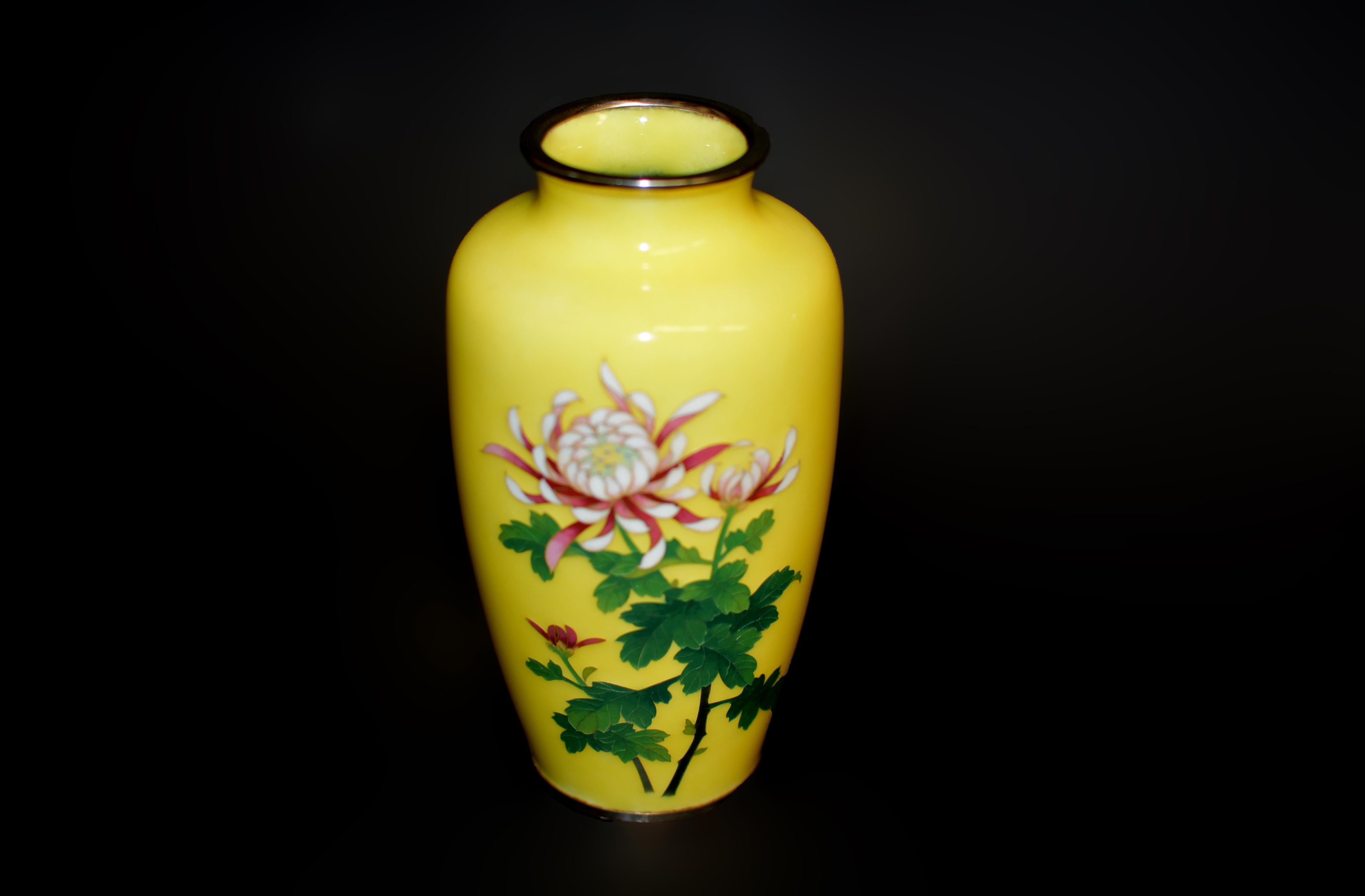 Metallo Vaso cloisonné giapponese firmato Sato Giallo imperiale con crisantemo in vendita