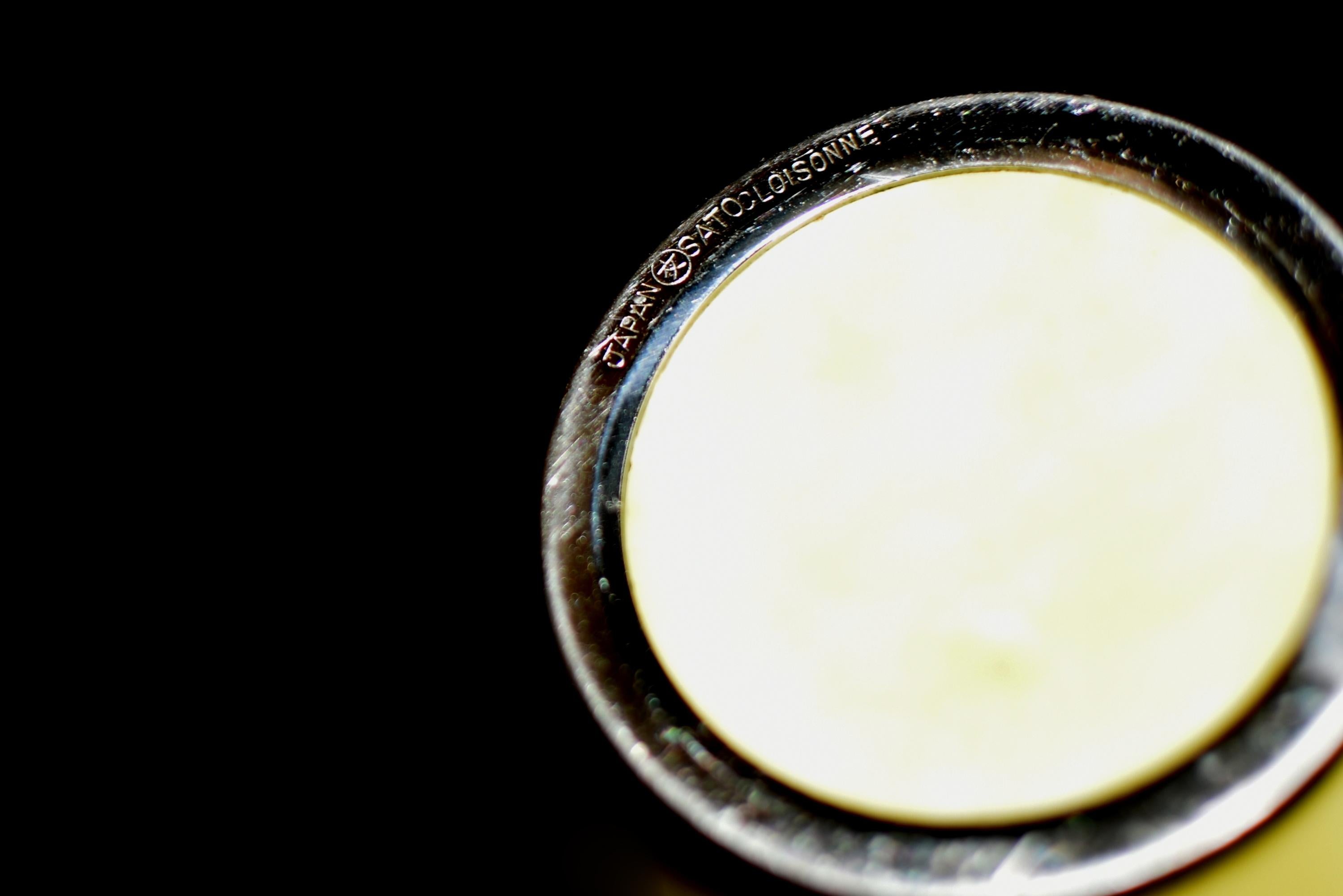 Vaso cloisonné giapponese firmato Sato Giallo imperiale con crisantemo in vendita 5