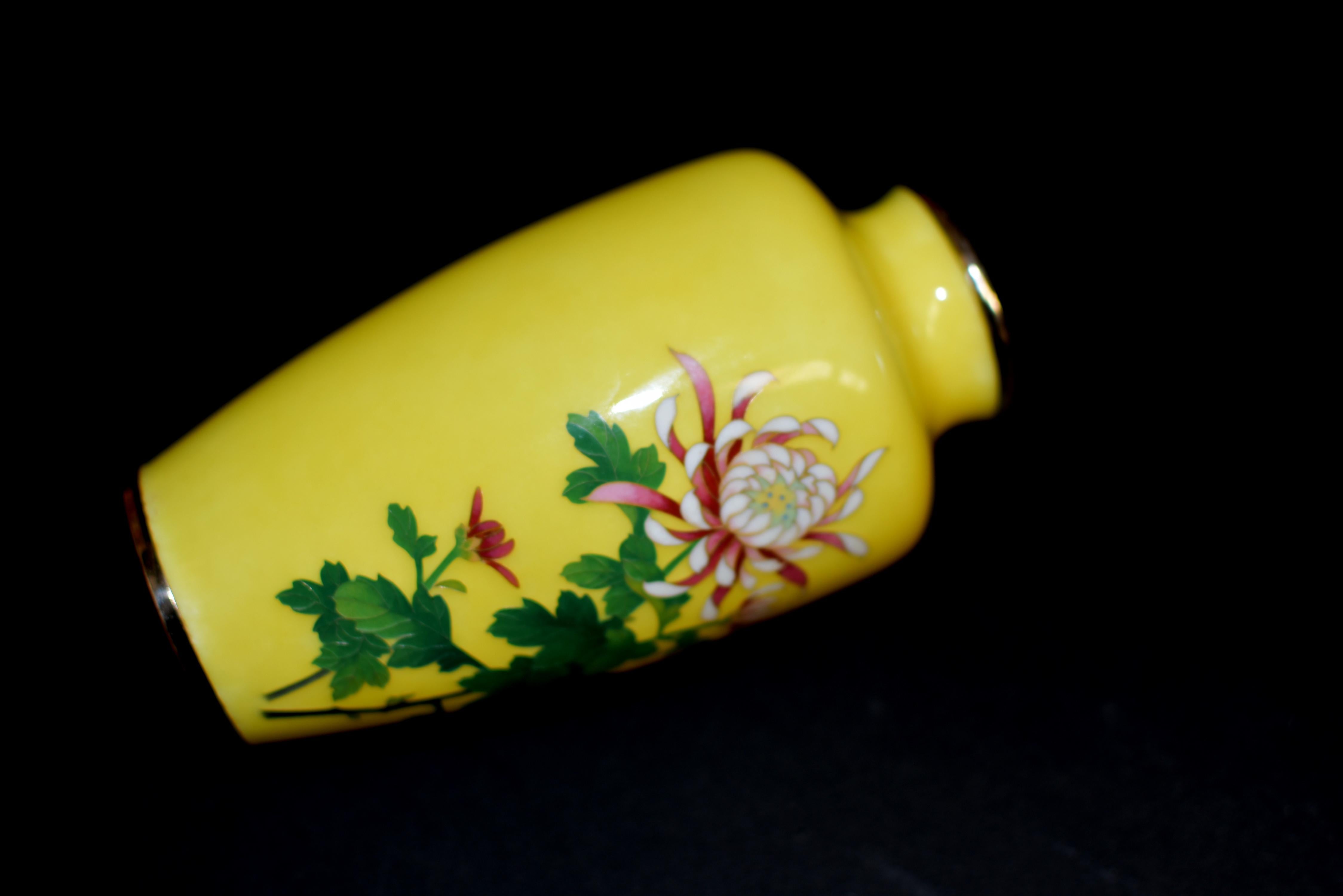 Vaso cloisonné giapponese firmato Sato Giallo imperiale con crisantemo in vendita 1