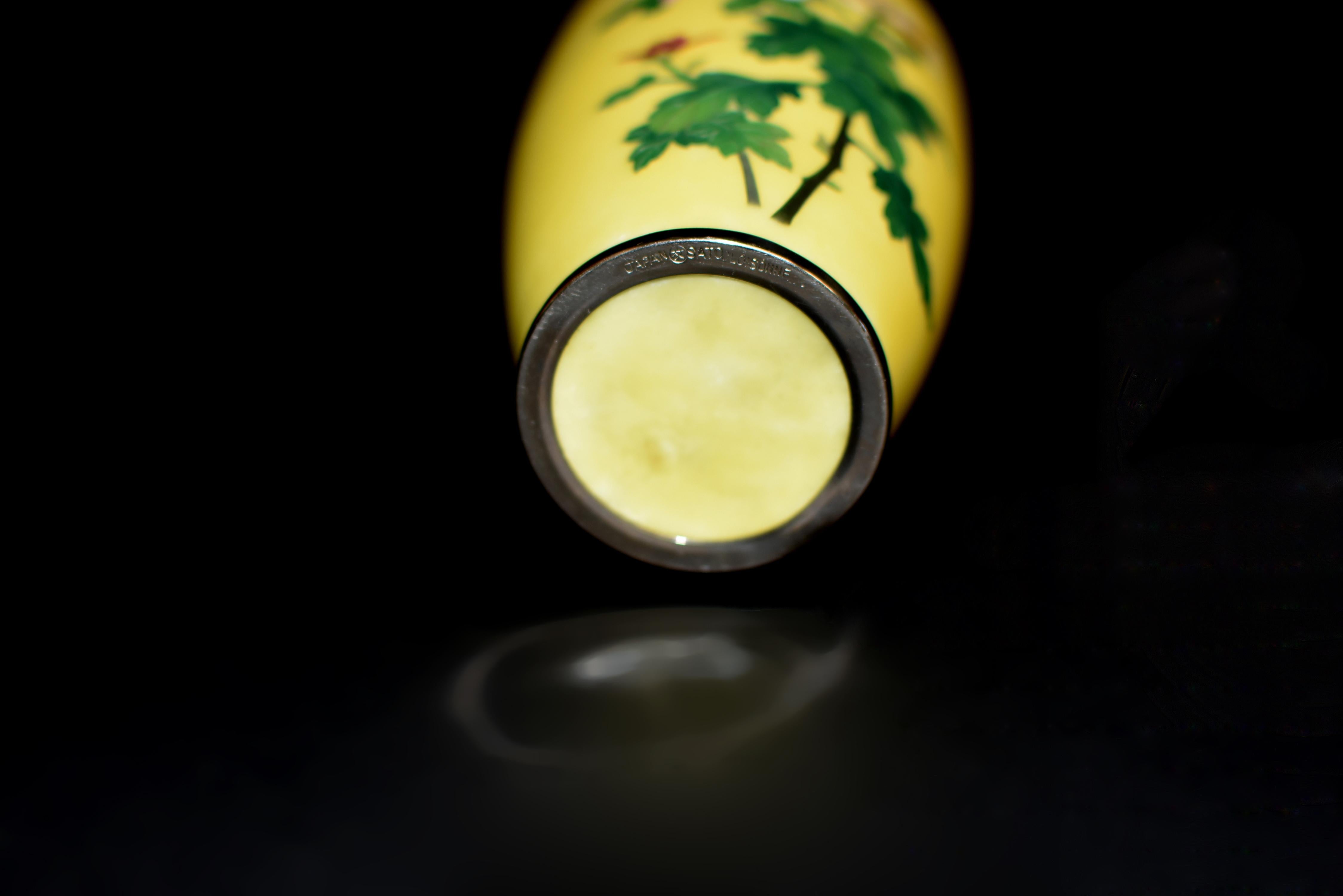 Vaso cloisonné giapponese firmato Sato Giallo imperiale con crisantemo in vendita 3
