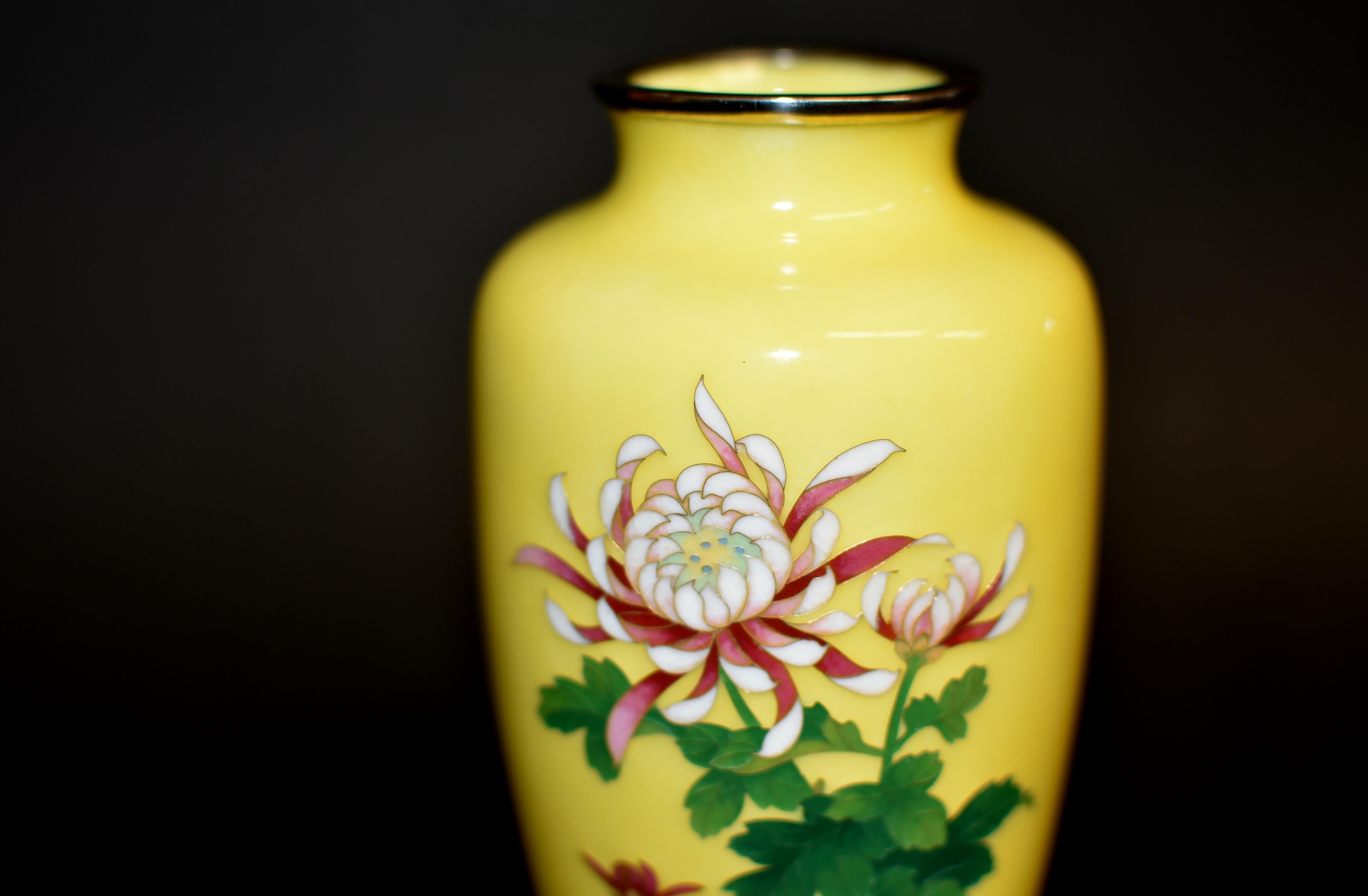 Showa Vaso cloisonné giapponese firmato Sato Giallo imperiale con crisantemo in vendita