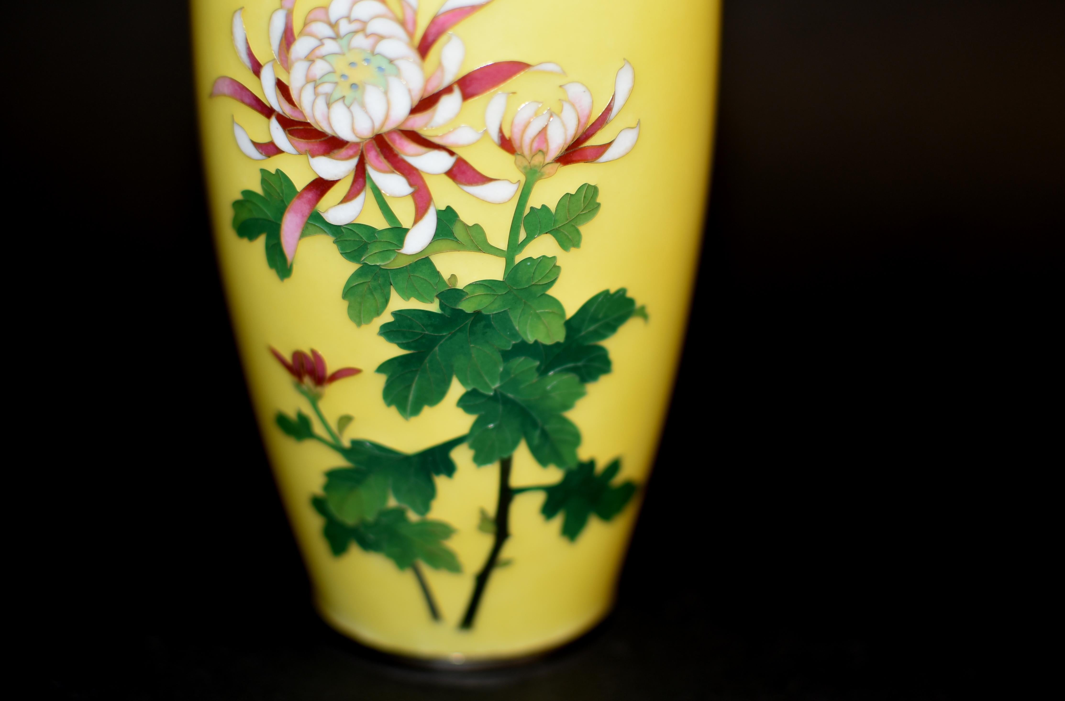 Giapponese Vaso cloisonné giapponese firmato Sato Giallo imperiale con crisantemo in vendita