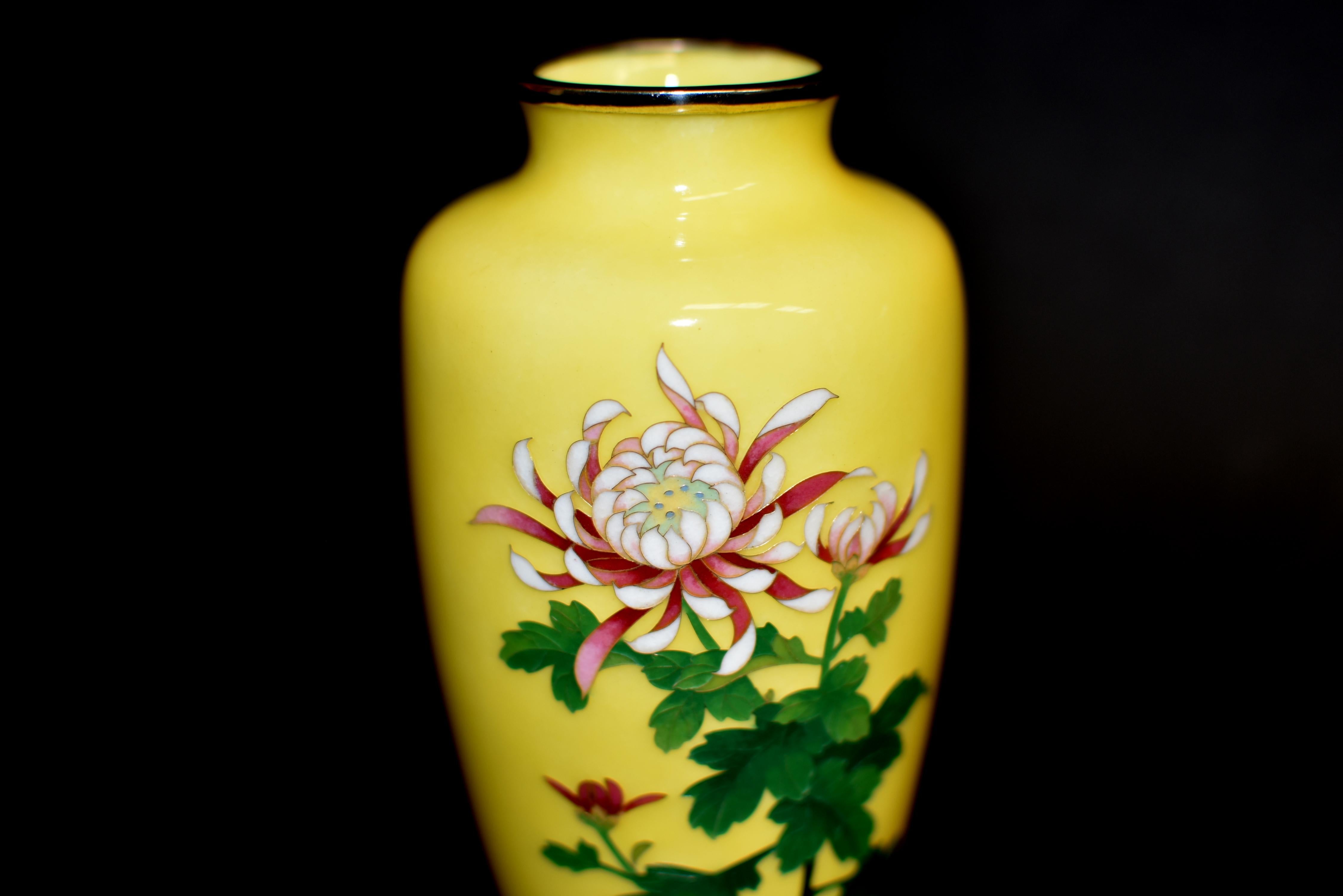 Cloisonné Vaso cloisonné giapponese firmato Sato Giallo imperiale con crisantemo in vendita